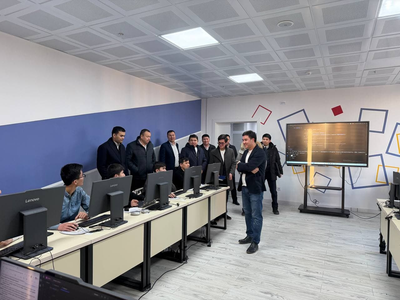 Deputy Minister of Digital Technologies Rustam Karimjonov reviewed the educational process of the Muhammad al-Khwarizmi Project implemented in the city of Nukus.