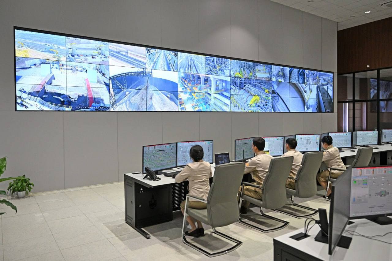 Президент нашей страны посетил Центр цифрового управления Алмалыкского горно-металлургического комбината