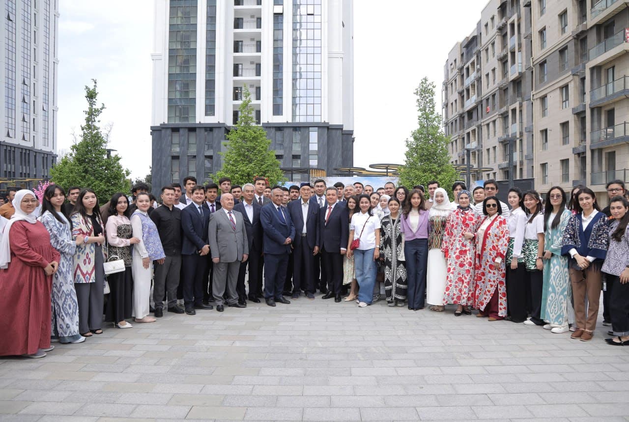 “Yoshlar kuni” doirasida vazir yoshlar bilan uchrashdi