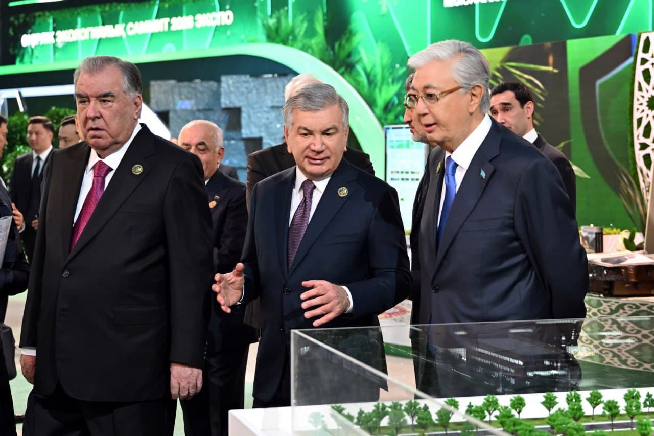 Президент Узбекистана посетил выставку Регионального экологического саммита