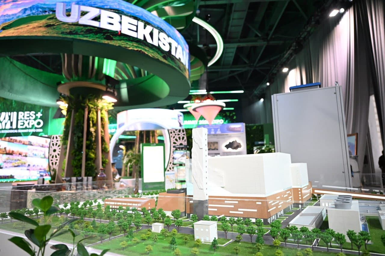 Президент Узбекистана посетил выставку Регионального экологического саммита