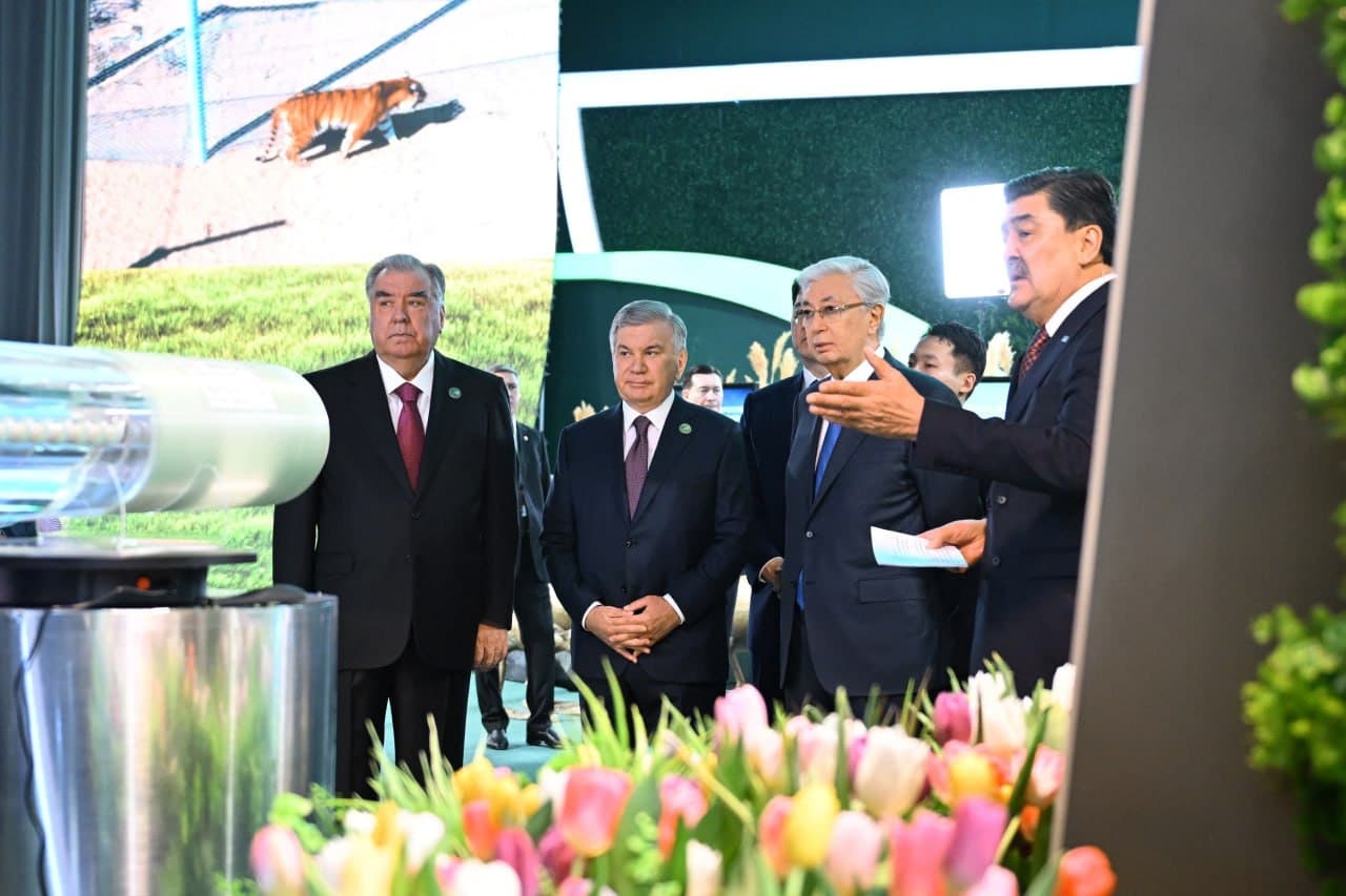 Президент Узбекистана посетил выставку Регионального экологического саммита