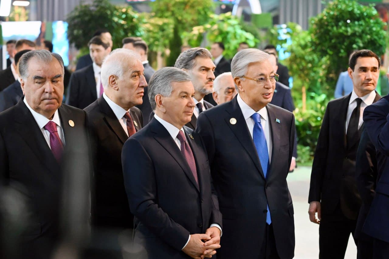 Президент Узбекистана посетил выставку Регионального экологического саммита