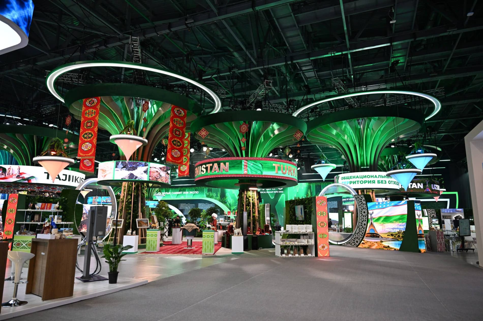 В Астане с участием Президента Шавката Мирзиёева начались мероприятия Регионального экологического саммита. В Международном выставочном центре главу нашего государства встретил Президент Казахстана Касым-Жомарт Токаев.