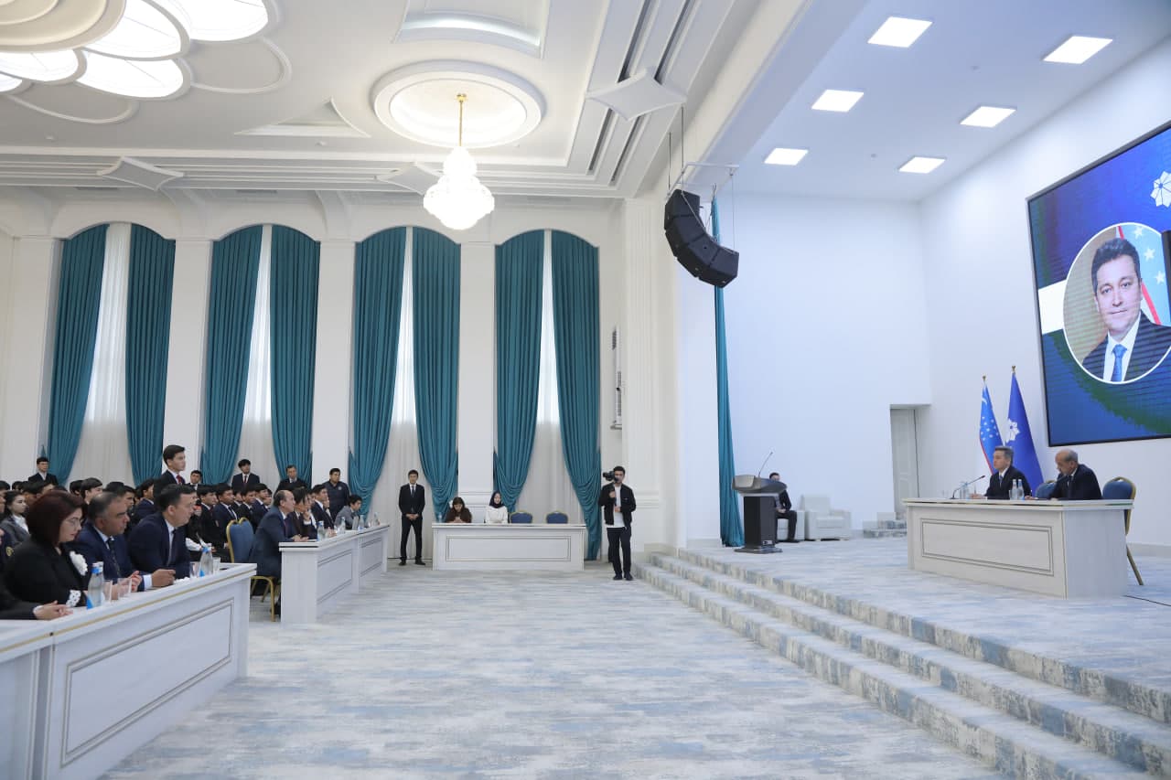Министр провёл открытый диалог с молодёжью в Ташкентском государственном экономическом университете