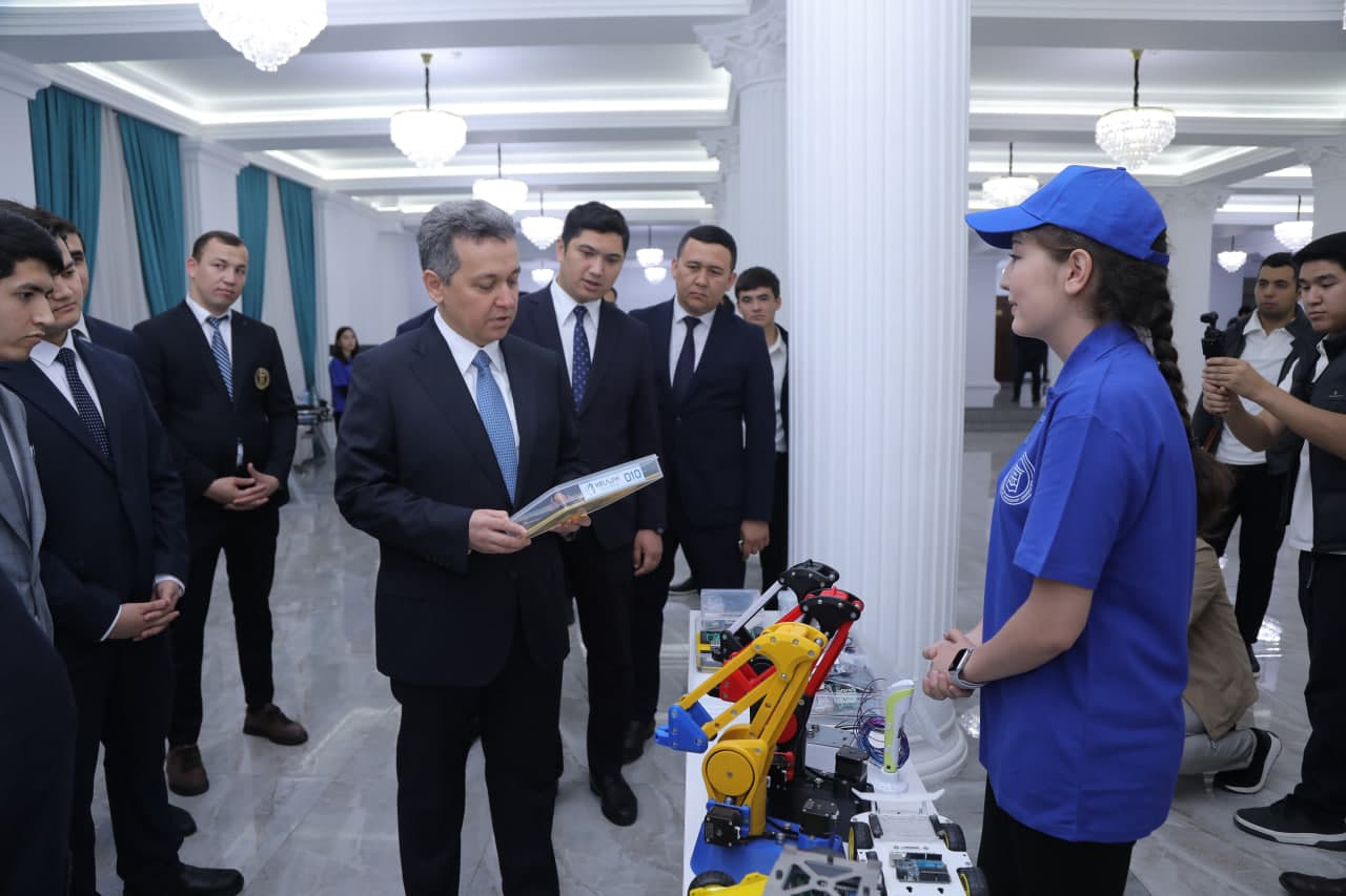 Министр провёл открытый диалог с молодёжью в Ташкентском государственном экономическом университете