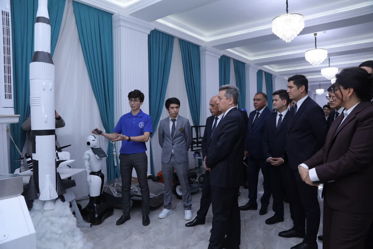 Министр провёл открытый диалог с молодёжью в Ташкентском государственном экономическом университете