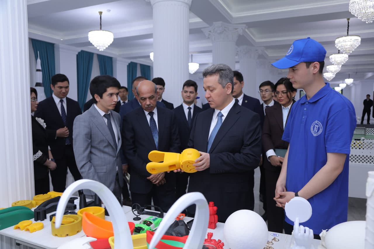 Министр провёл открытый диалог с молодёжью в Ташкентском государственном экономическом университете