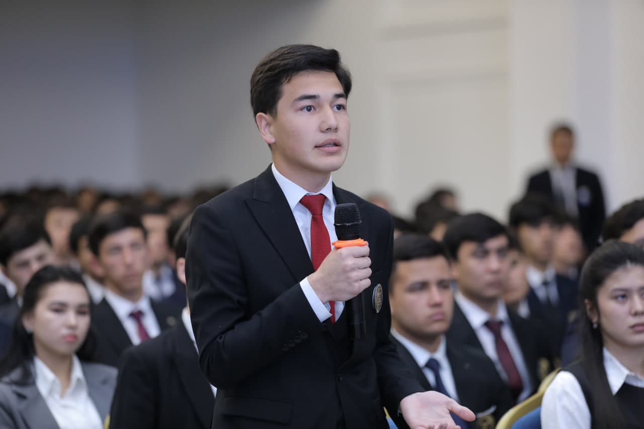 Министр провёл открытый диалог с молодёжью в Ташкентском государственном экономическом университете