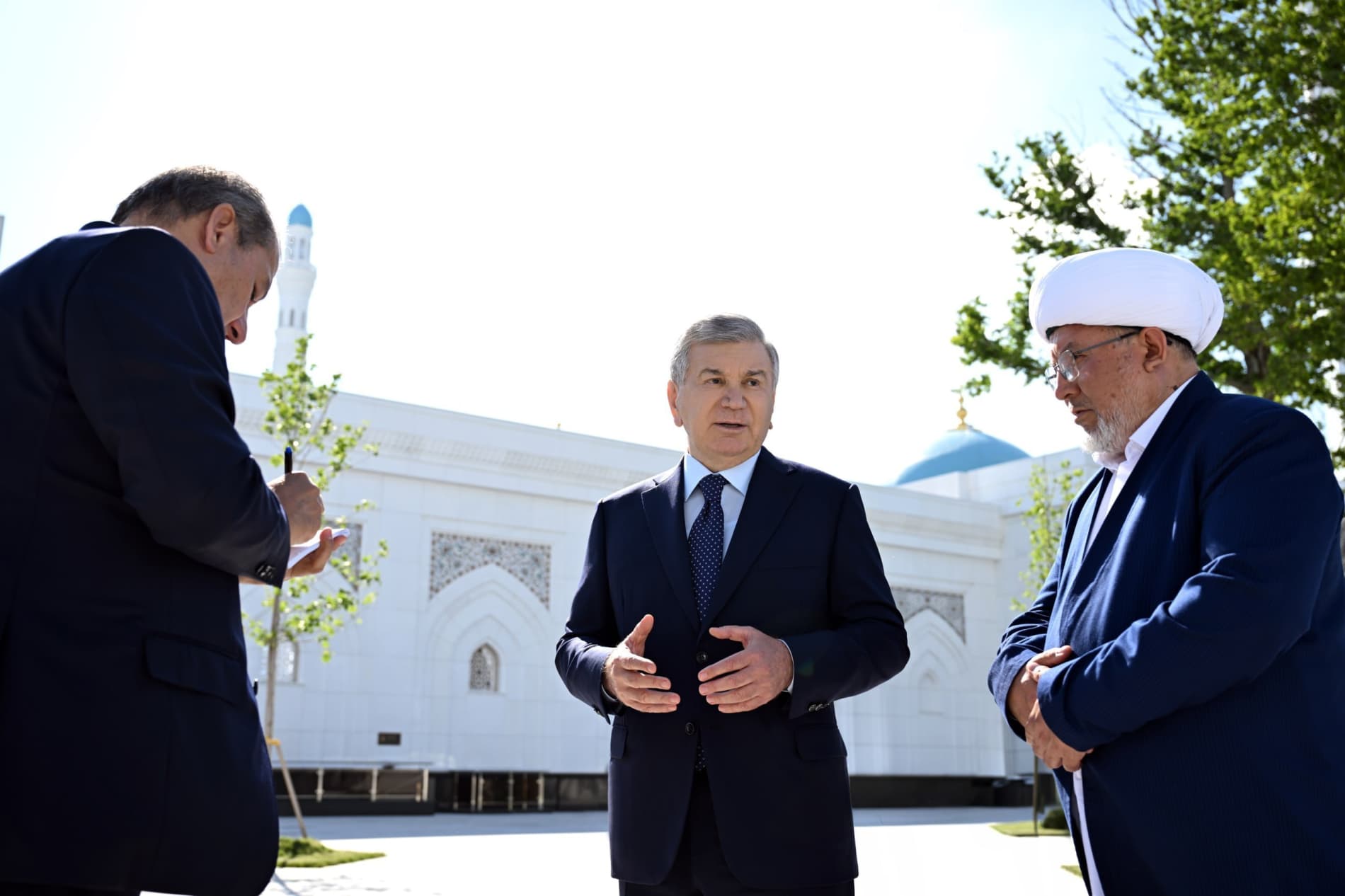 Президент посетил мавзолей Имама Бухари