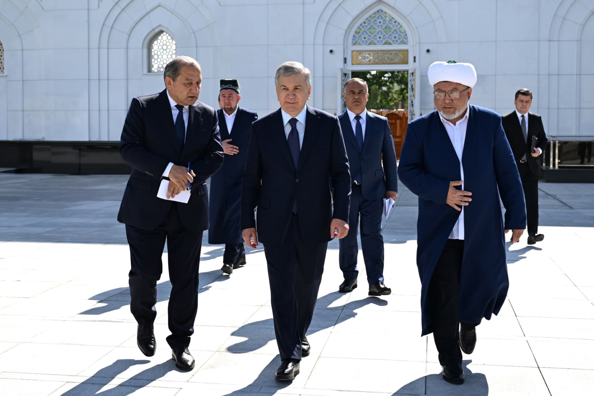 Президент посетил мавзолей Имама Бухари
