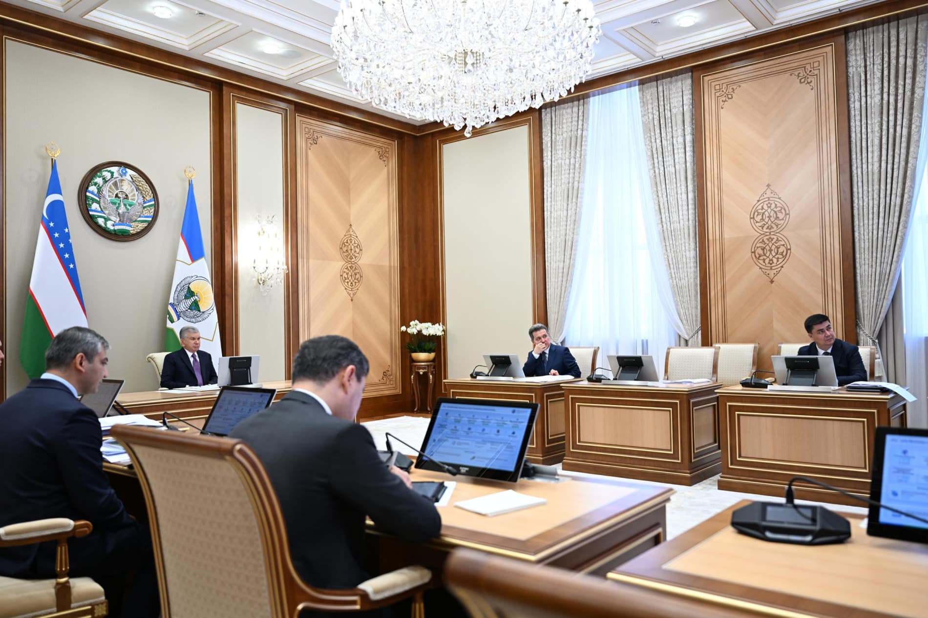 Рассмотрены меры по внедрению единой цифровой платформы в государственном управлении