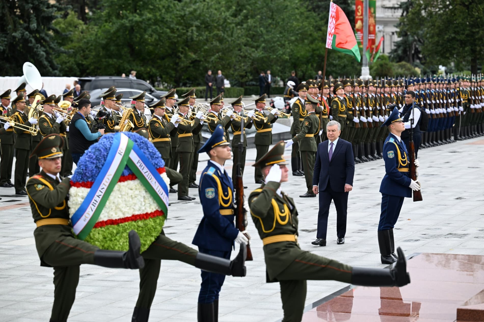 Президент Узбекистана возложил венок к Монументу Победы