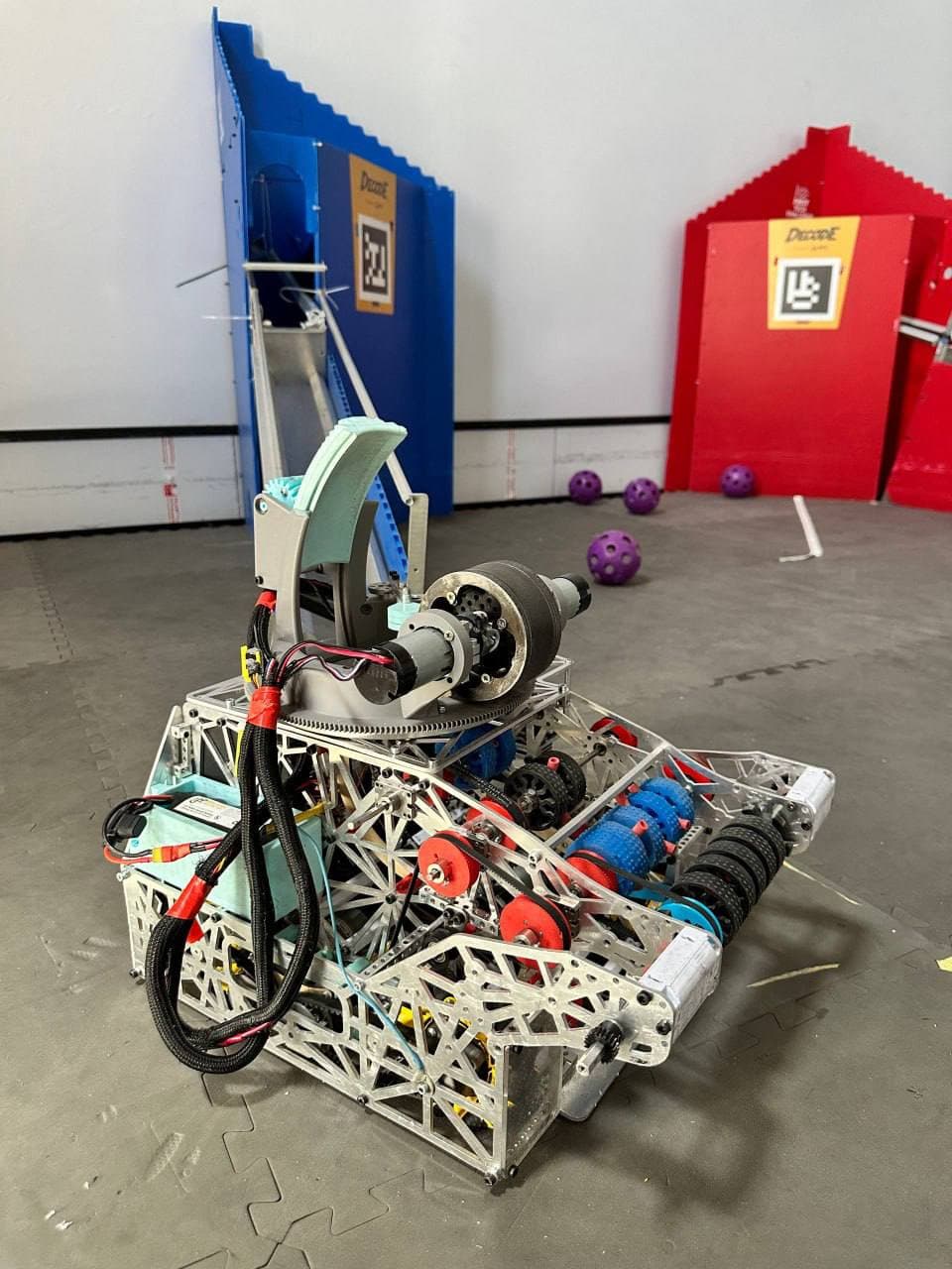 Сборная Узбекистана завоевала бронзовую медаль на турнире Chicago Robot Invitational 2026