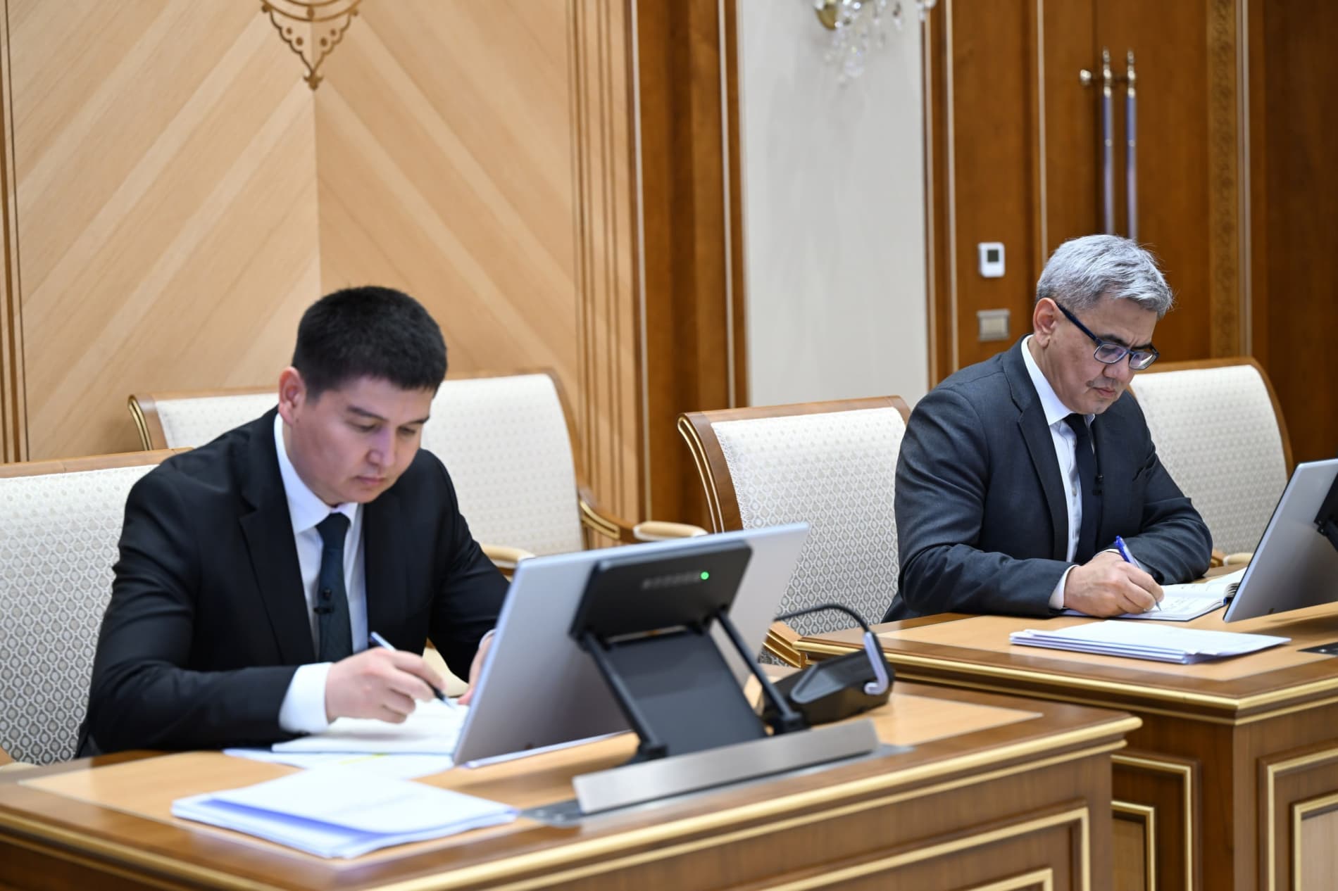 Рассмотрены предложения по совершенствованию системы оплаты труда государственных служащих