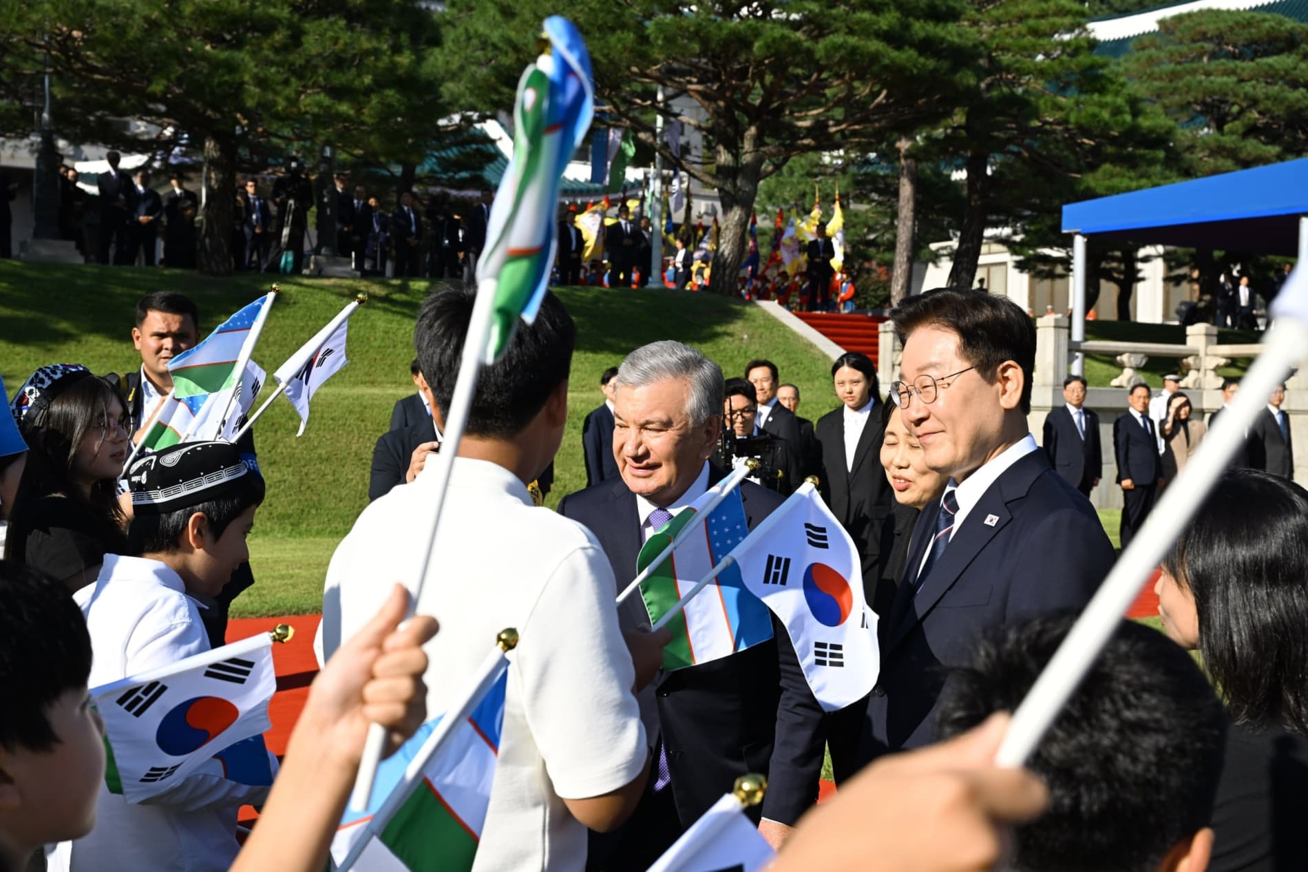 President of Uzbekistan accorded an official welcome