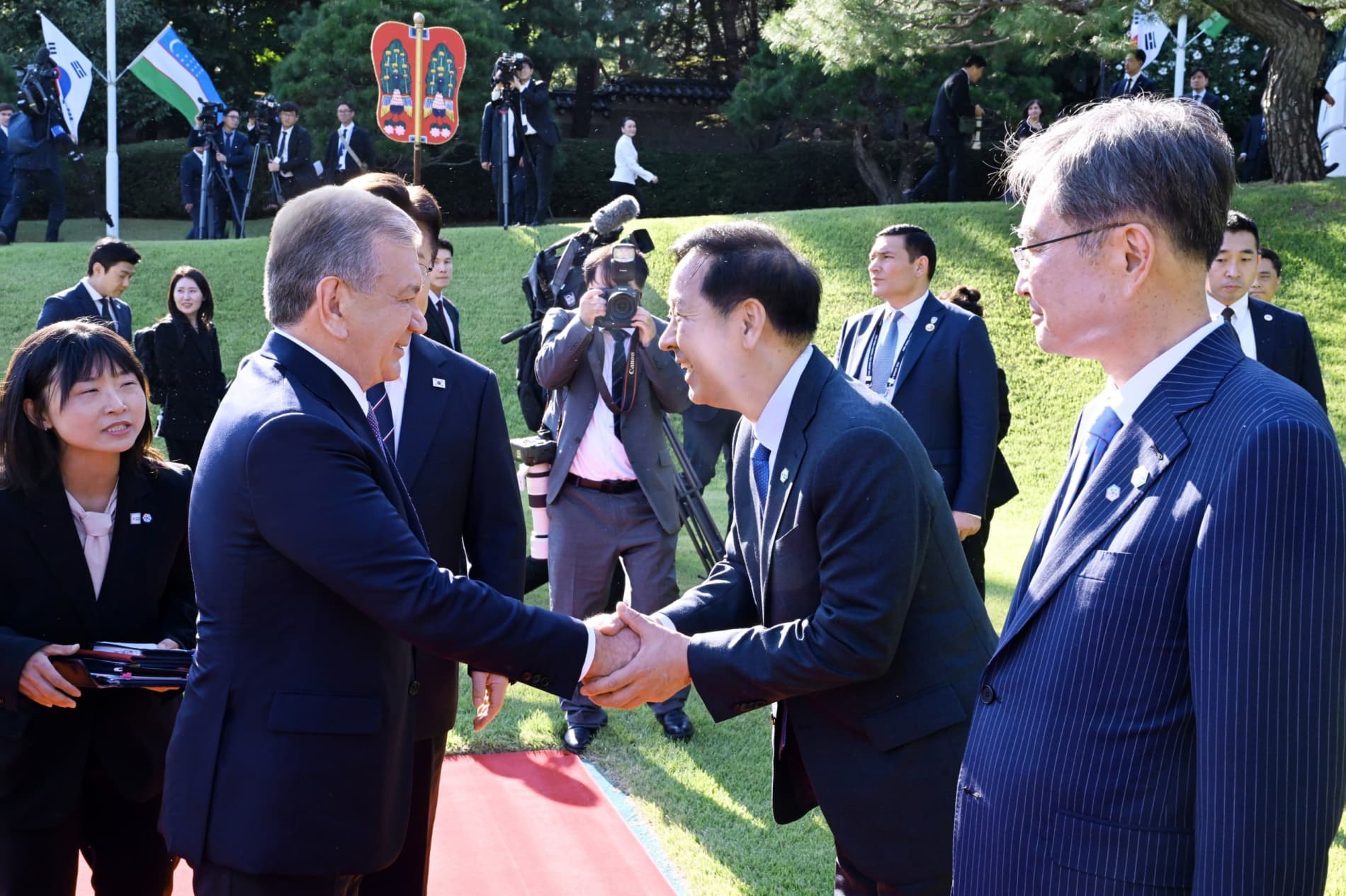 President of Uzbekistan accorded an official welcome