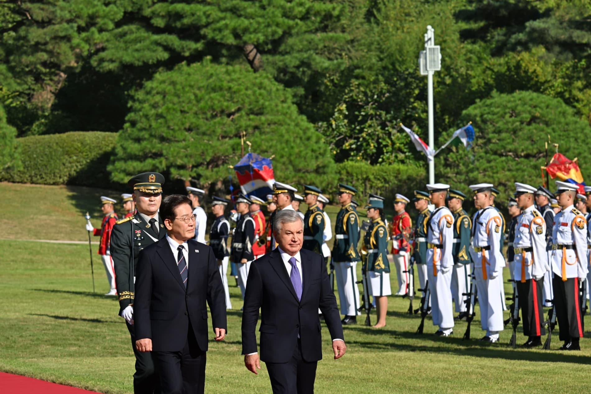 President of Uzbekistan accorded an official welcome