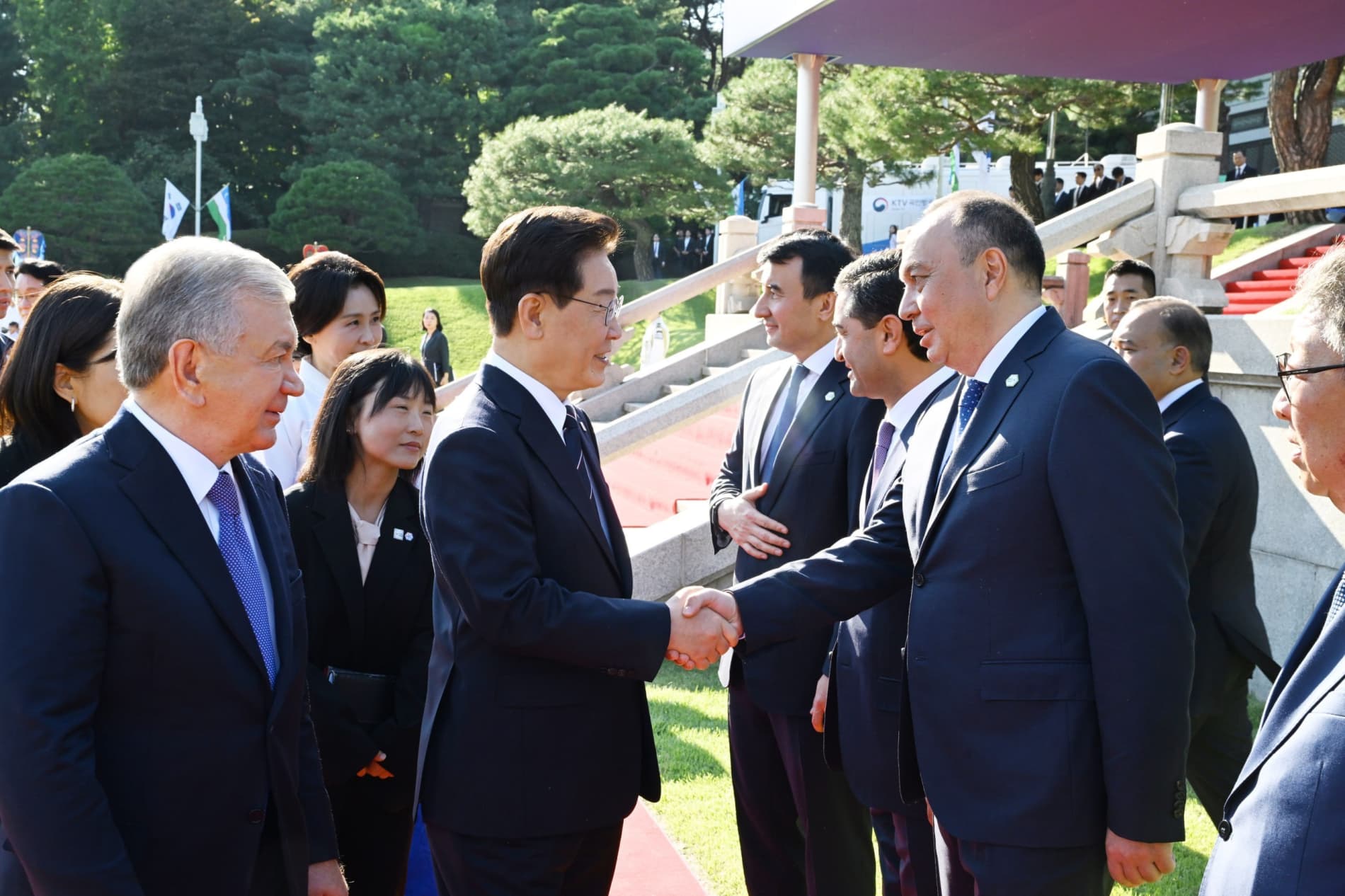 President of Uzbekistan accorded an official welcome