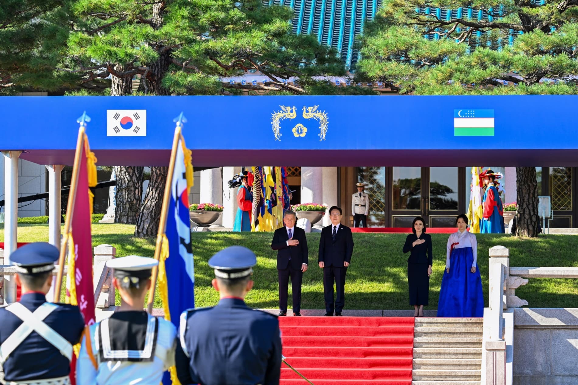 President of Uzbekistan accorded an official welcome