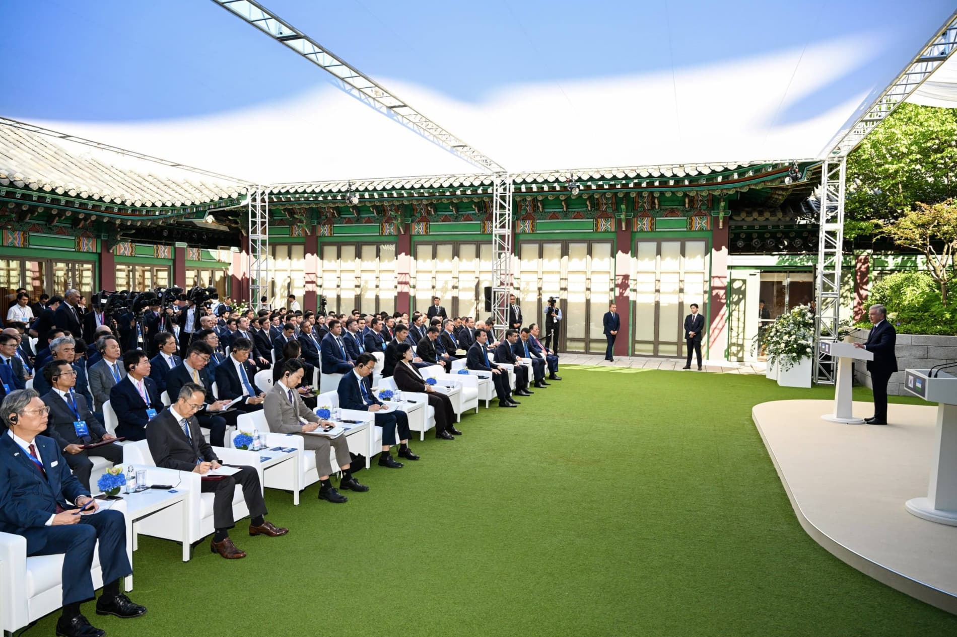 President of Uzbekistan attends opening of Uzbek-Korean Business Forum