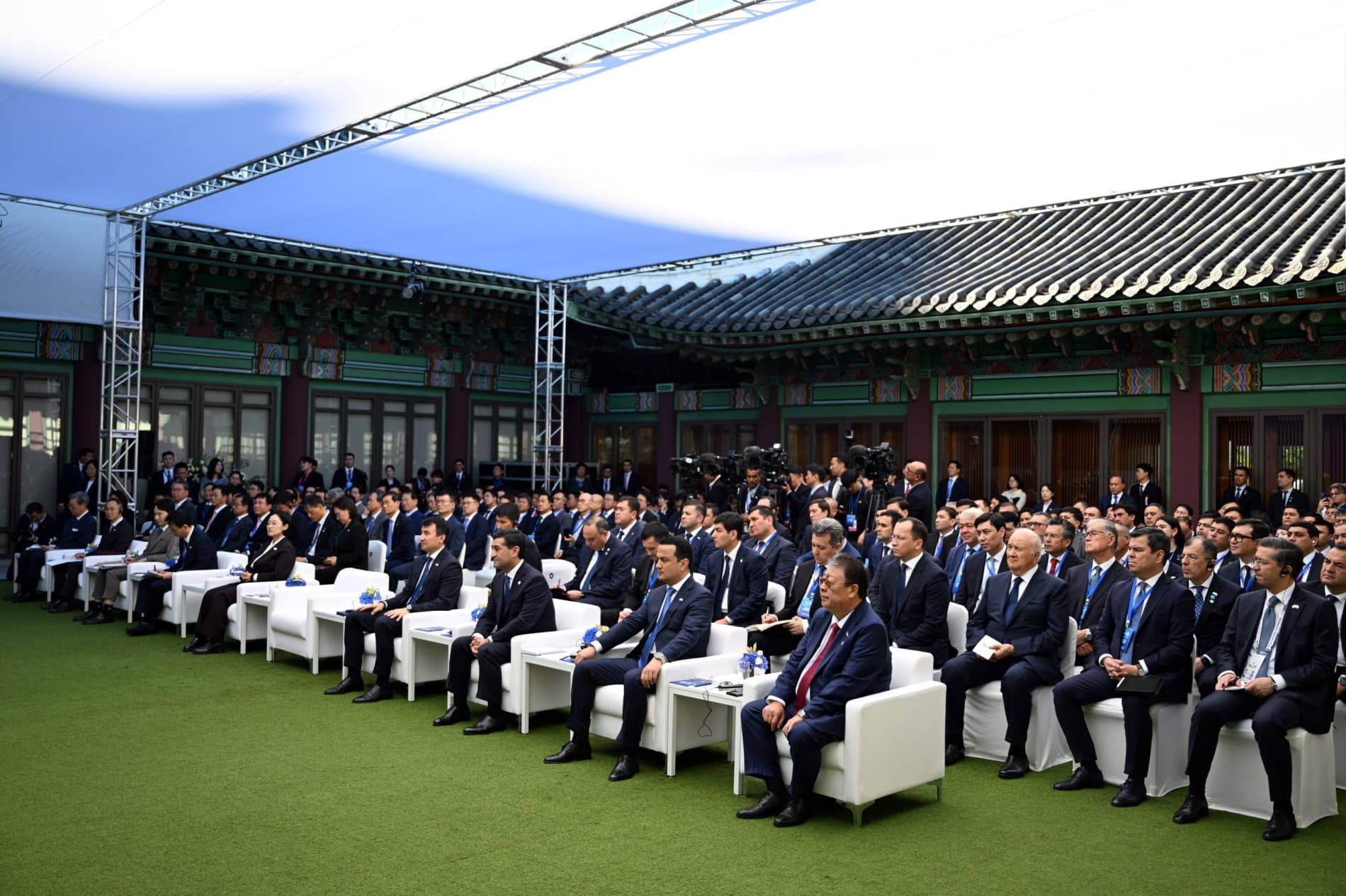 President of Uzbekistan attends opening of Uzbek-Korean Business Forum
