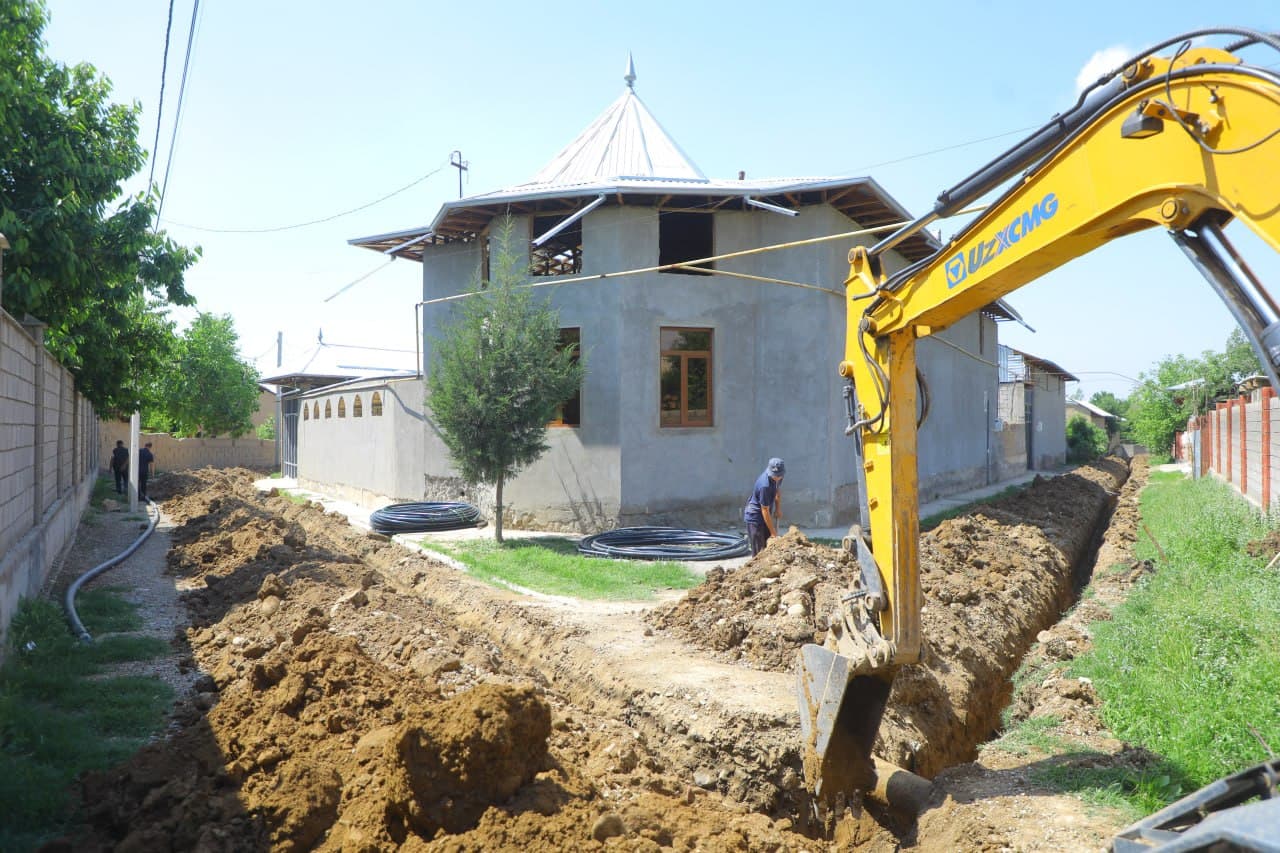 Kosonsoyda ichimlik suvi tarmog‘i qurilishi jadallashtirildi