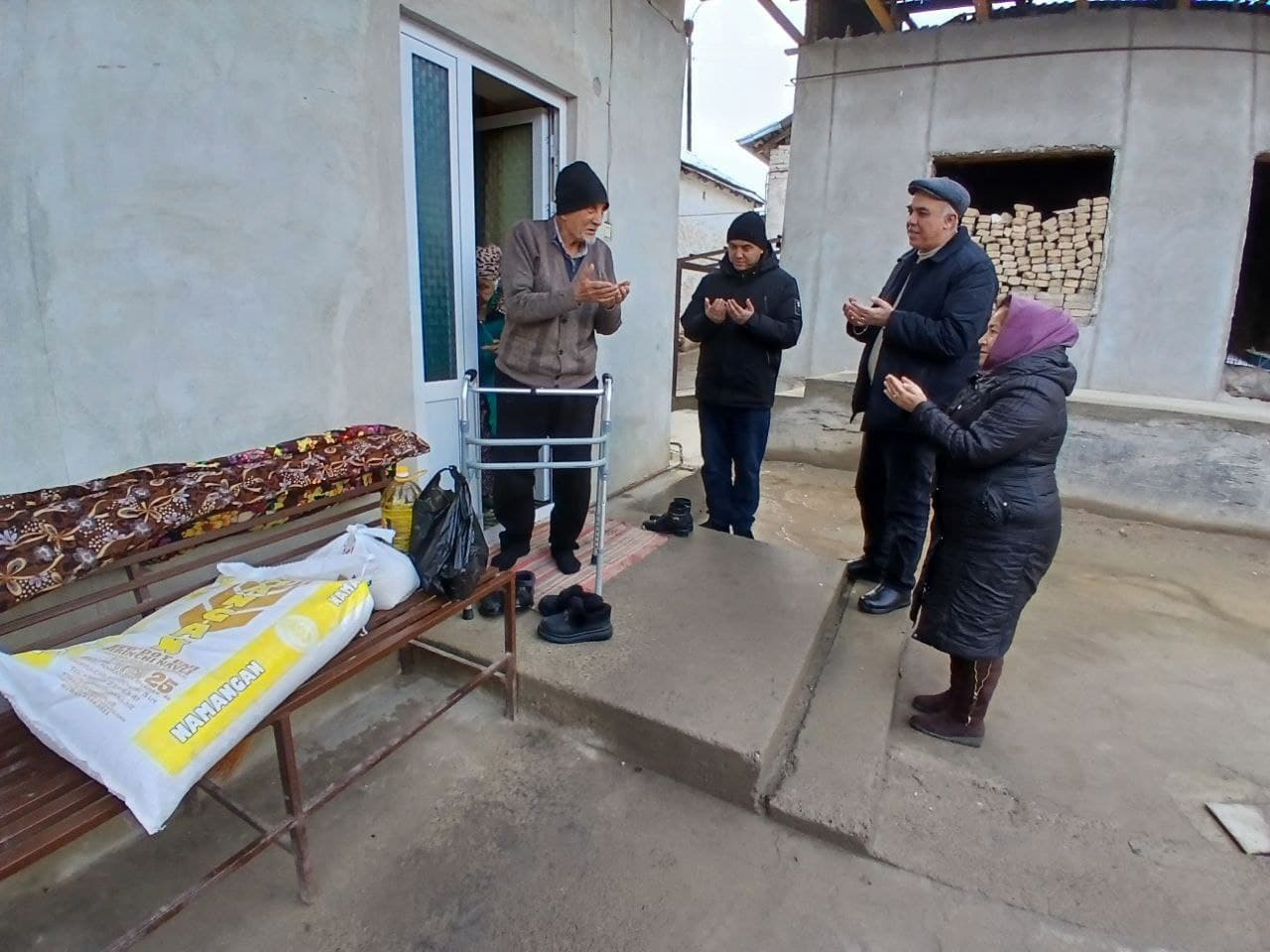 Yangi yil bayrami arafasida Chust tumani Pansada mahallasi yettiligi tashabbusi hamda mahalla homiylari hamkorligida mahalla hududida istiqomat qilayotgan yoshi ulug‘, 80 yoshdan oshgan nuroniy otaxon va onaxonlar holidan xabar olish bo‘yicha ezgu tadbir