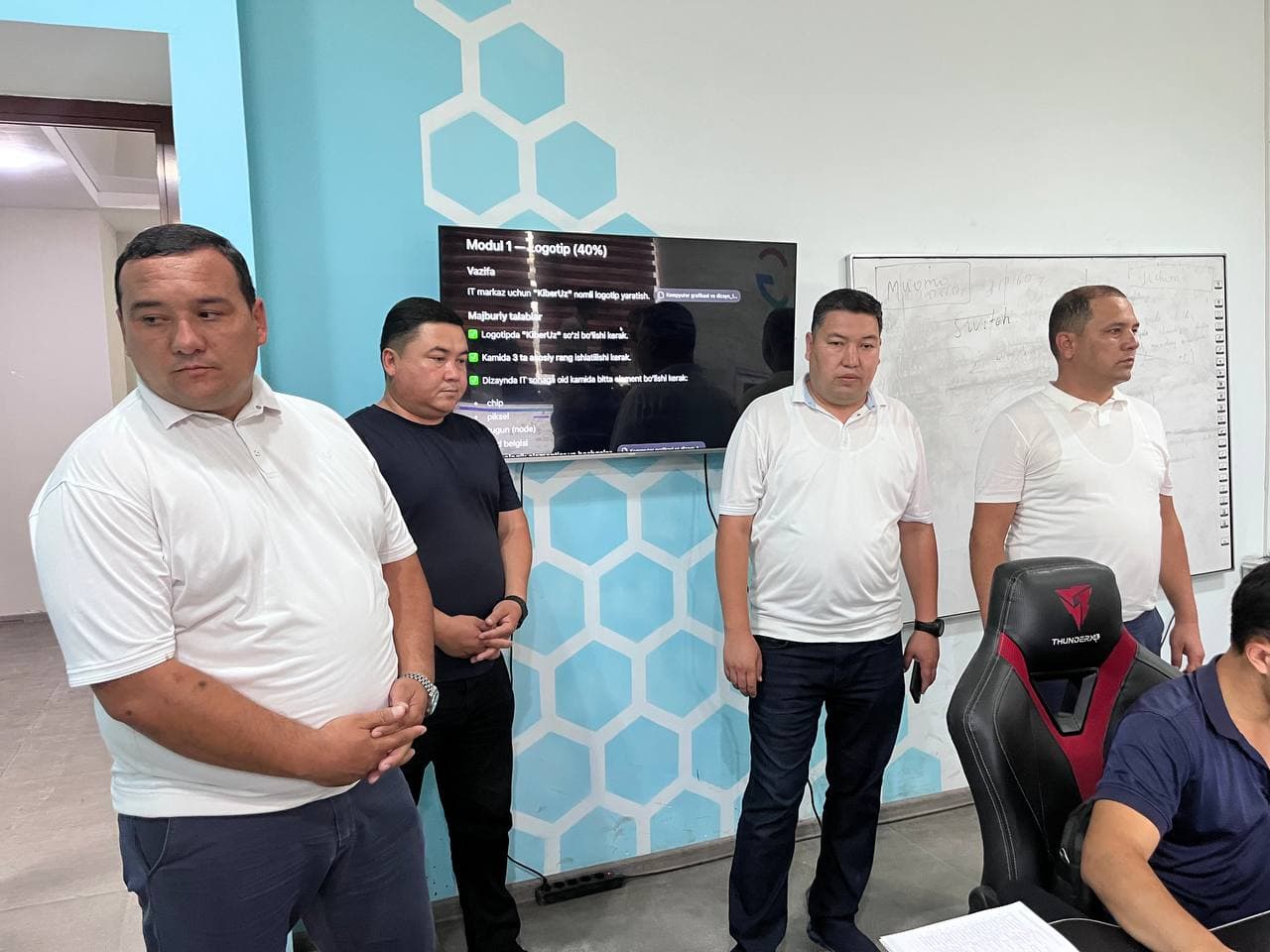 Yoshlarni zamonaviy kasblarga qiziqtirish, ularning axborot texnologiyalari sohasidagi bilim va ko‘nikmalarini oshirish maqsadida kasblar tanlovi doirasida kompyuter savodxonligi bo‘yicha tadbir tashkil etildi.
