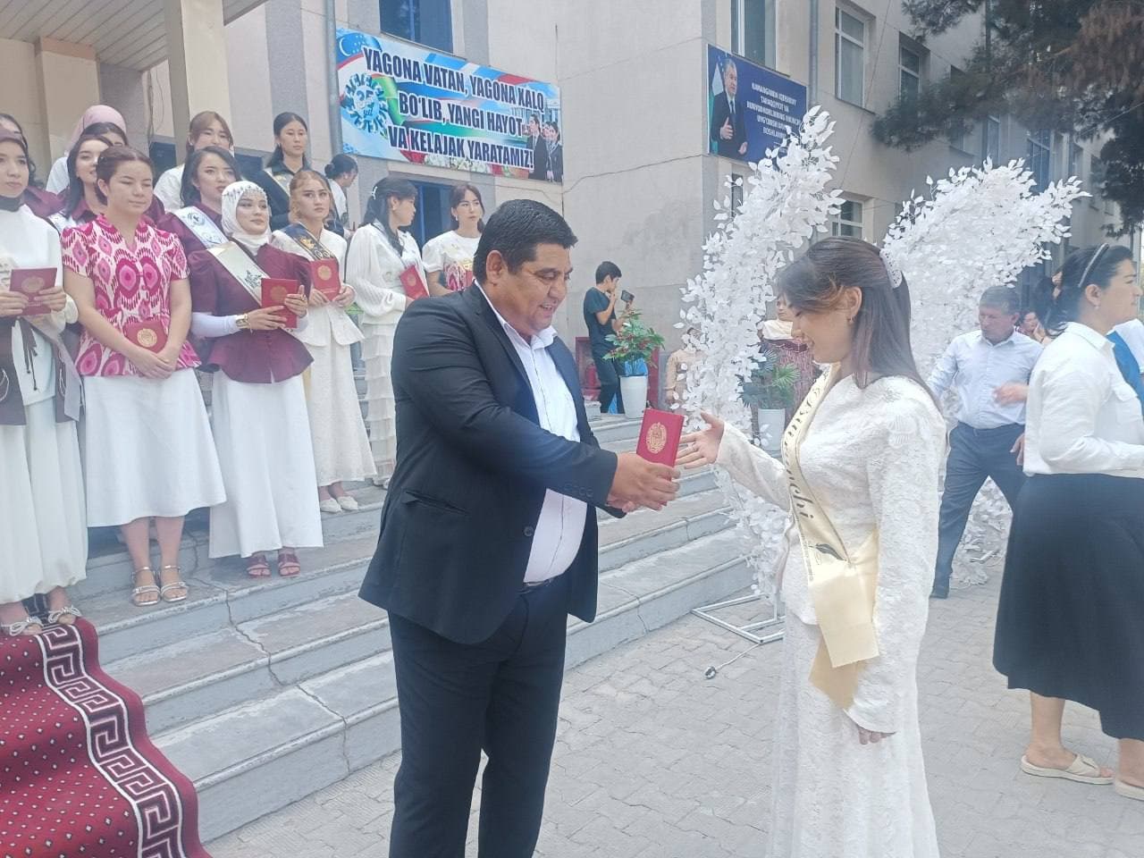 Namangan tuman 2-son texnikumida 354 nafar bitiruvchiga diplomlar tantanali topshirildi
