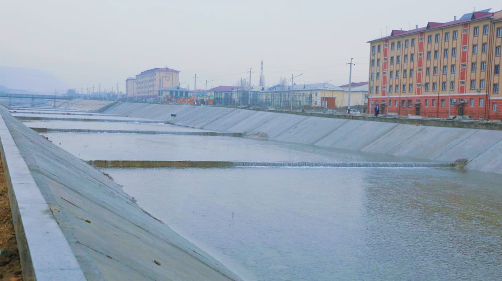 Наманган вилояти ҳокими Шавкатжон Абдураззоқов бугун Чортоқ туманида бўлиб, амалга оширилаётган қурилиш-бунёдкорлик ишлари ва муҳим лойиҳалар билан танишди.