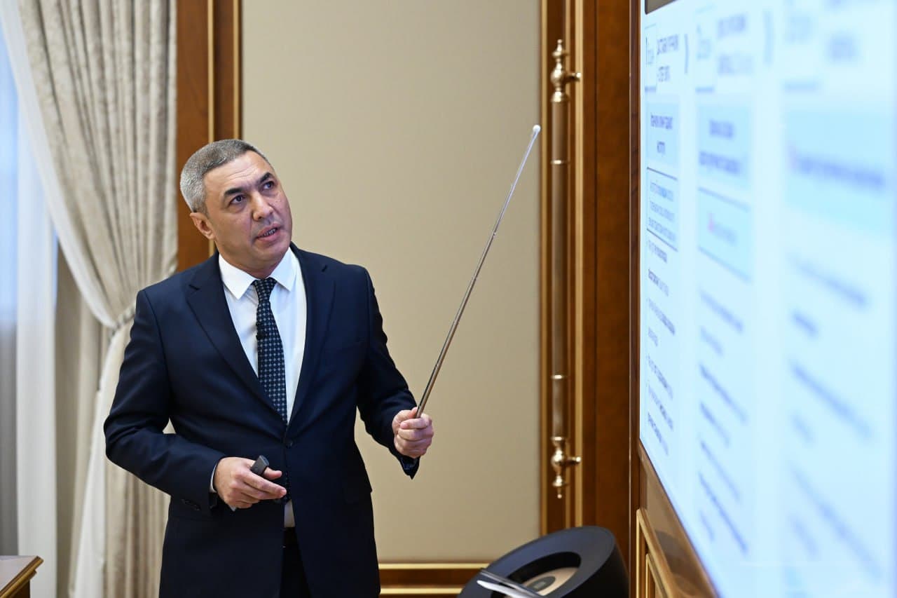 Prezident Shavkat Mirziyoyev ipakchilik sohasini rivojlantirish chora-tadbirlari yuzasidan taqdimot bilan tanishdi.