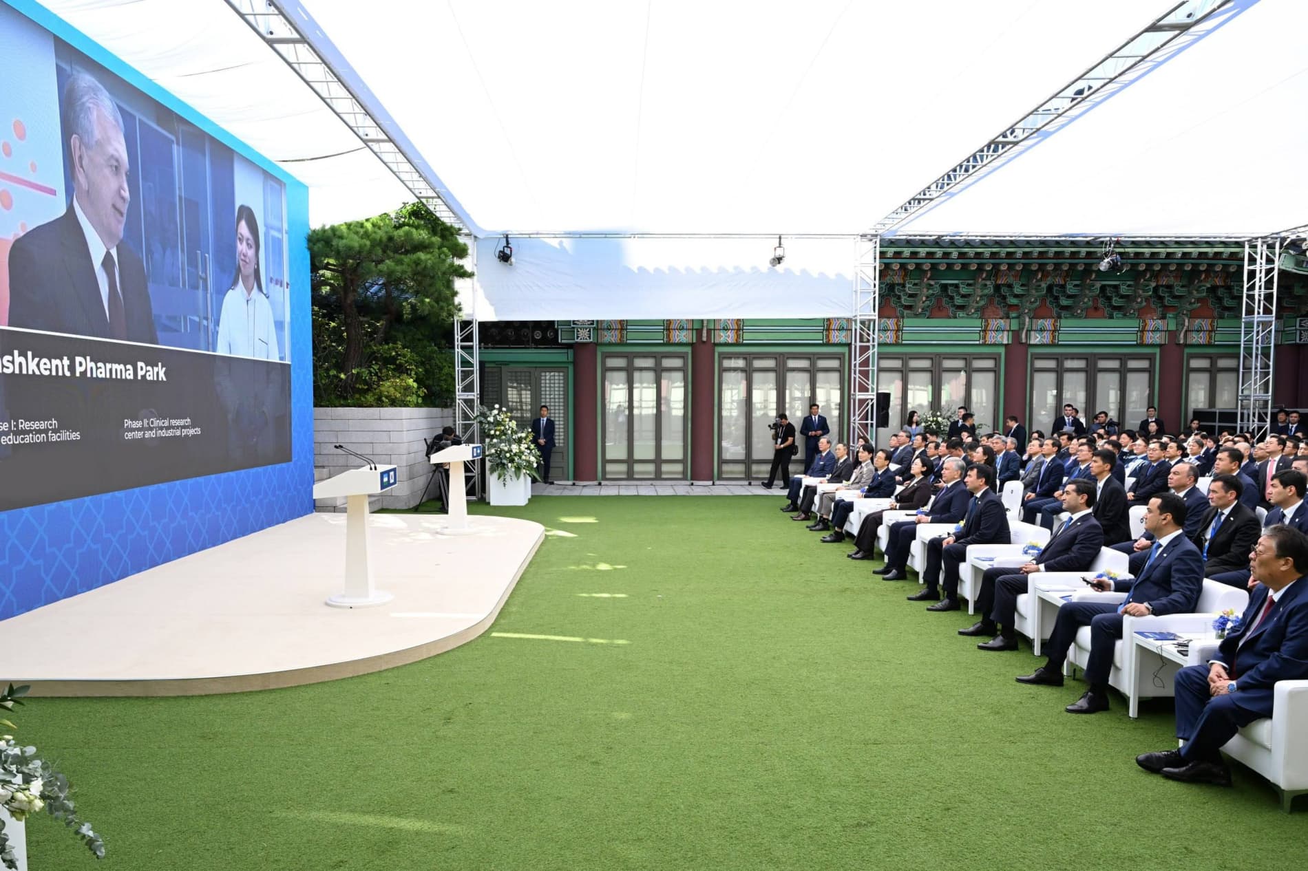 O‘zbekiston – Koreya biznes forumi doirasida Prezident Shavkat Mirziyoyev ishtirokida Koreya Respublikasining yetakchi kompaniya va moliya institutlari bilan qo‘shma loyihalarni ishga tushirish va qurilishini boshlash marosimi bo‘lib o‘tdi.