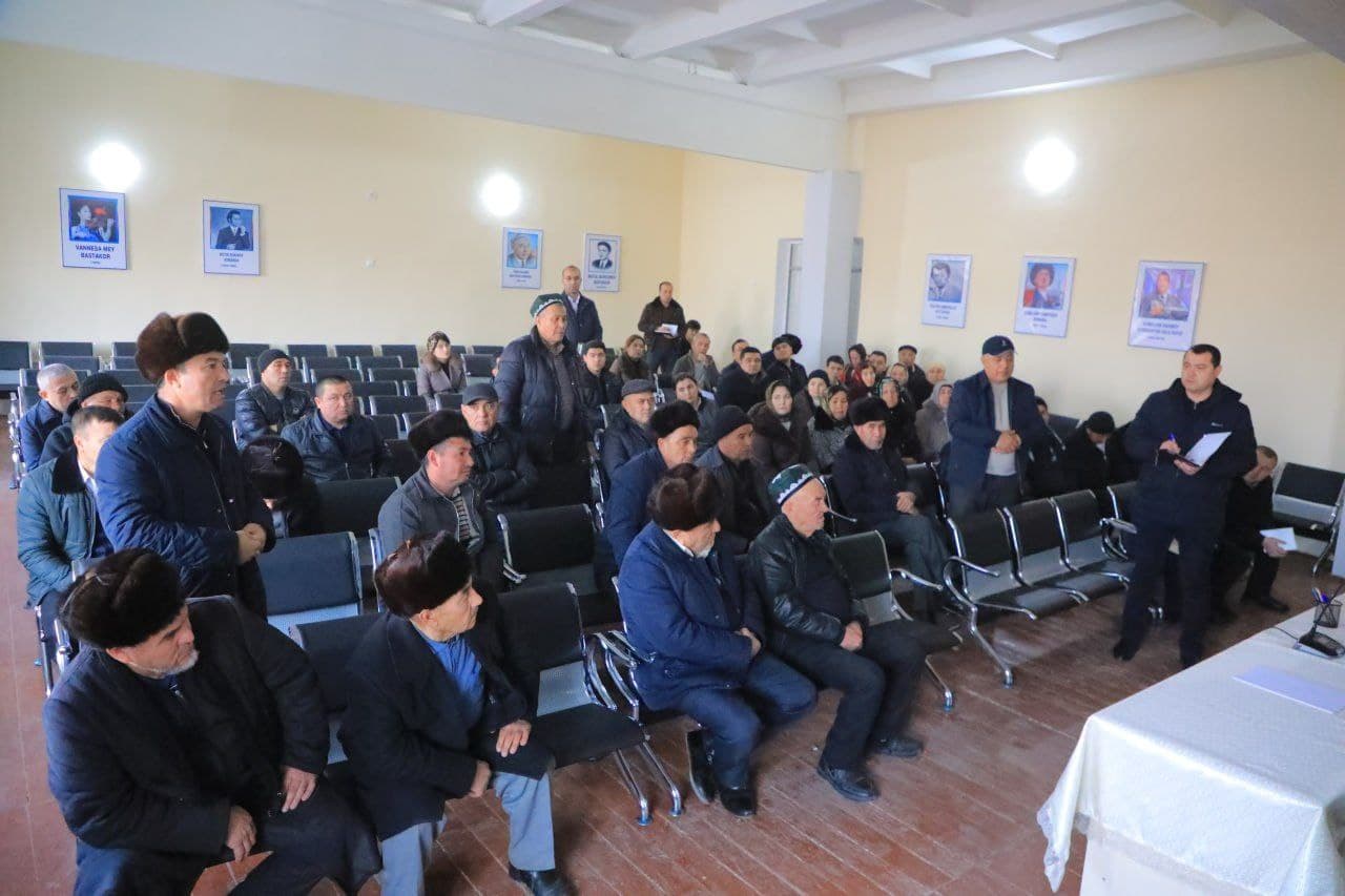 Turaqorgon District Hokim Sherali Qosimov Held a Meeting with Residents of Uzumzor and Qodirobod Mahallas, Classified This Year as “Difficult”