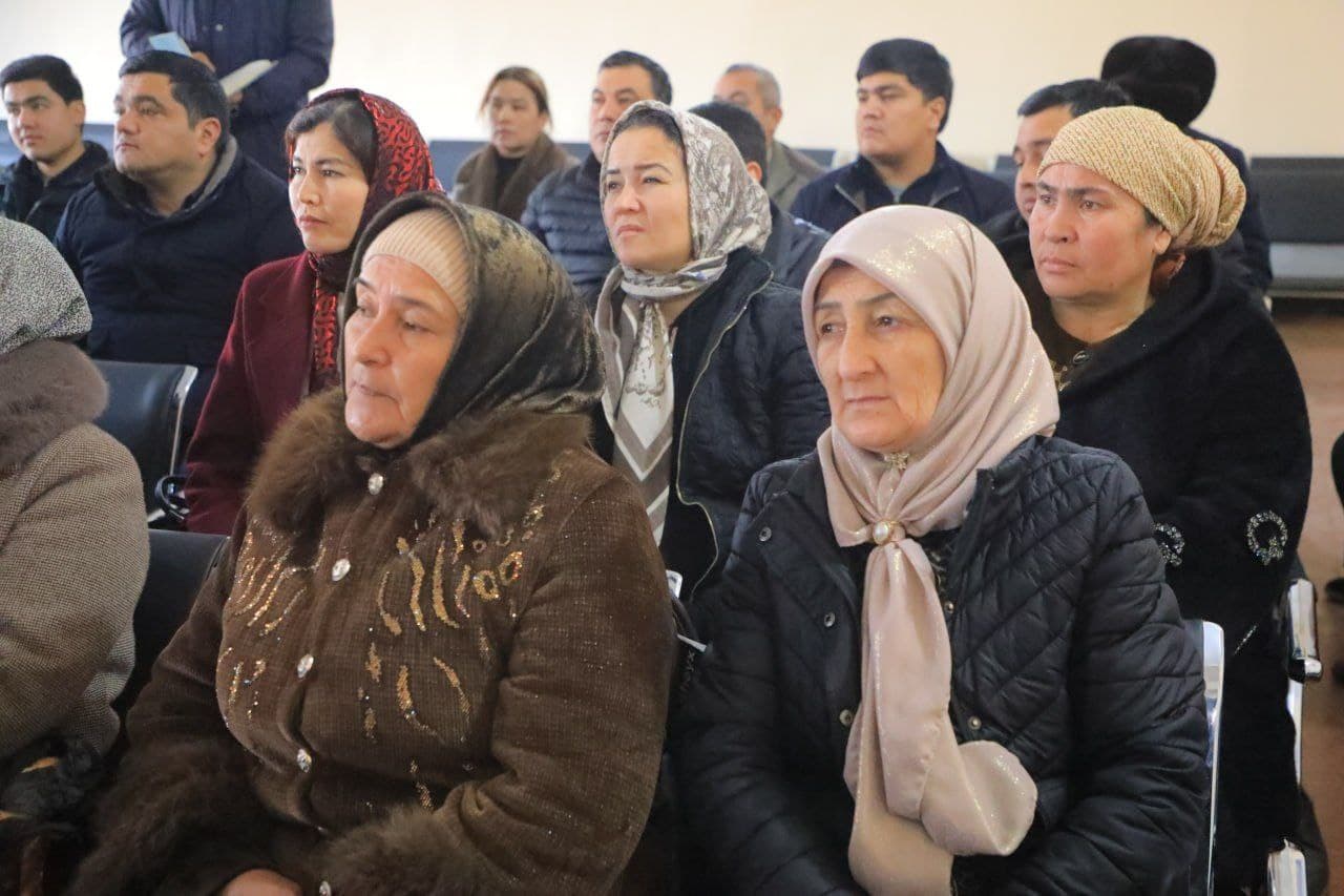 Turaqorgon District Hokim Sherali Qosimov Held a Meeting with Residents of Uzumzor and Qodirobod Mahallas, Classified This Year as “Difficult”