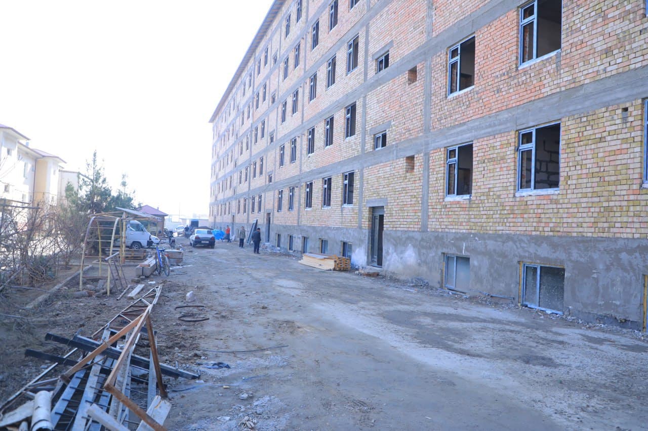 Construction of a New Apartment Building Continues in Turaqo‘rg‘on