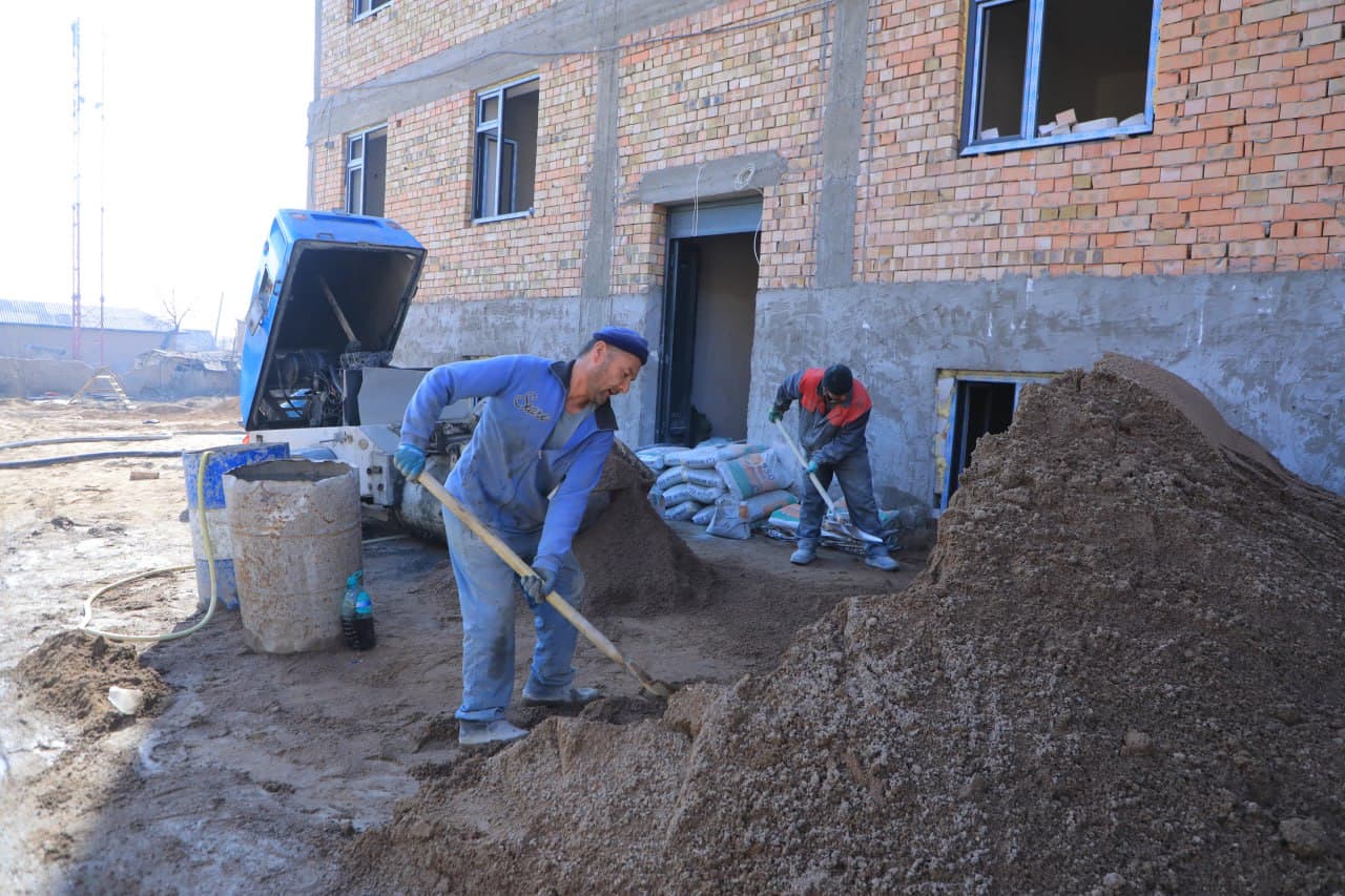 Construction of a New Apartment Building Continues in Turaqo‘rg‘on