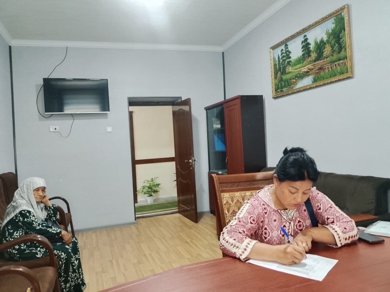"Xalq qabulxonasi"da tuman hokimining o‘rinbosari, Oila va xotin-qizlar bo‘limi boshlig‘i H. Mahmudovaning jismoniy va yuridik shaxslar vakillari uchun navbatdagi shaxsiy qabuli bo‘lib o‘tdi.