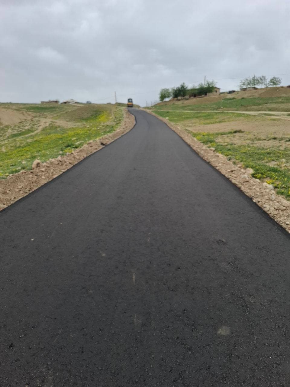 Oqmachit mahallasida tashabbus va birdamlik samarasi: muhim yo‘l infratuzilmasi yangilanmoqda
