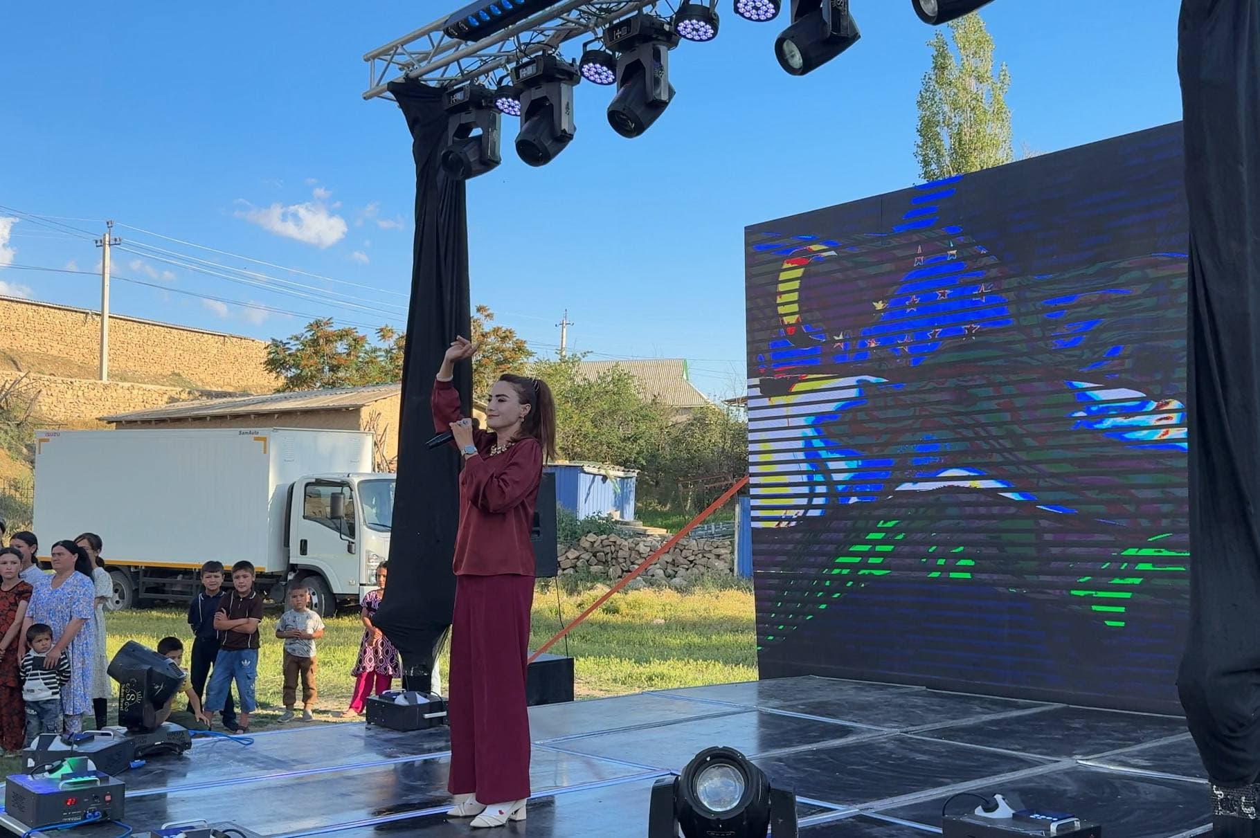 Kuy-qoʻshiqlar va shoʻx raqslar festivalga yanada fayz bagʻishladi