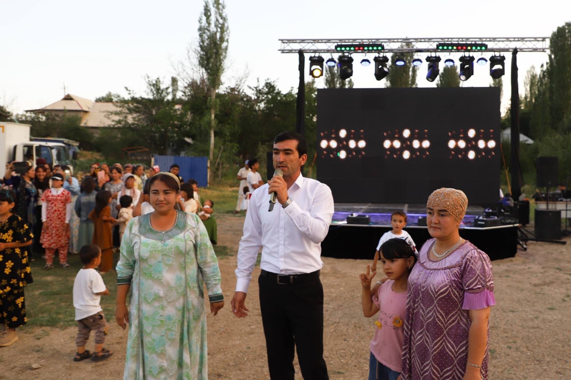 Kuy-qoʻshiqlar va shoʻx raqslar festivalga yanada fayz bagʻishladi