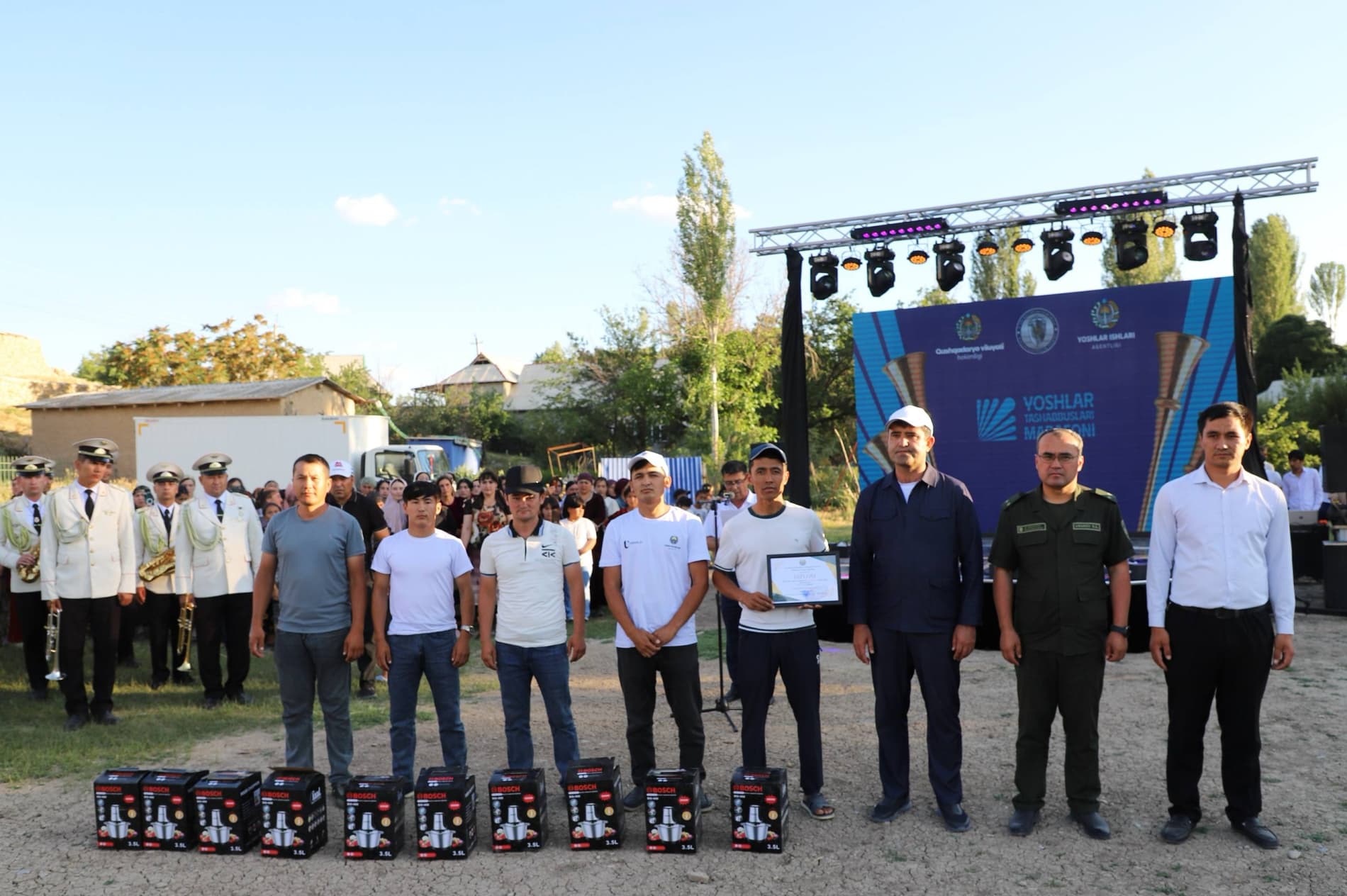 Faol yoshlar va bitiruvchilar munosib taqdirlandi