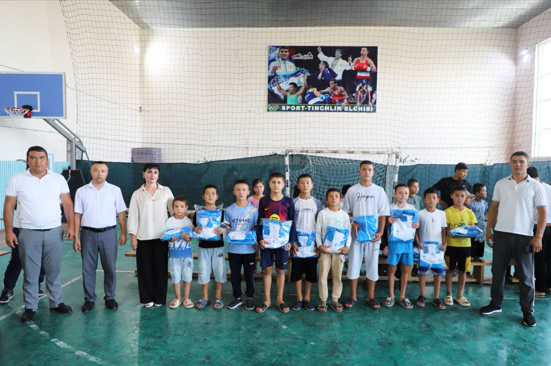 Dehqonobodda yosh sportchilarga sport kiyimlari topshirildi