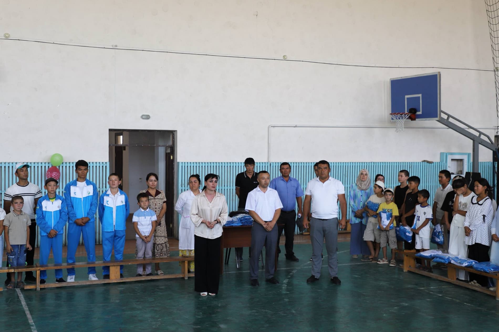 Dehqonobodda yosh sportchilarga sport kiyimlari topshirildi