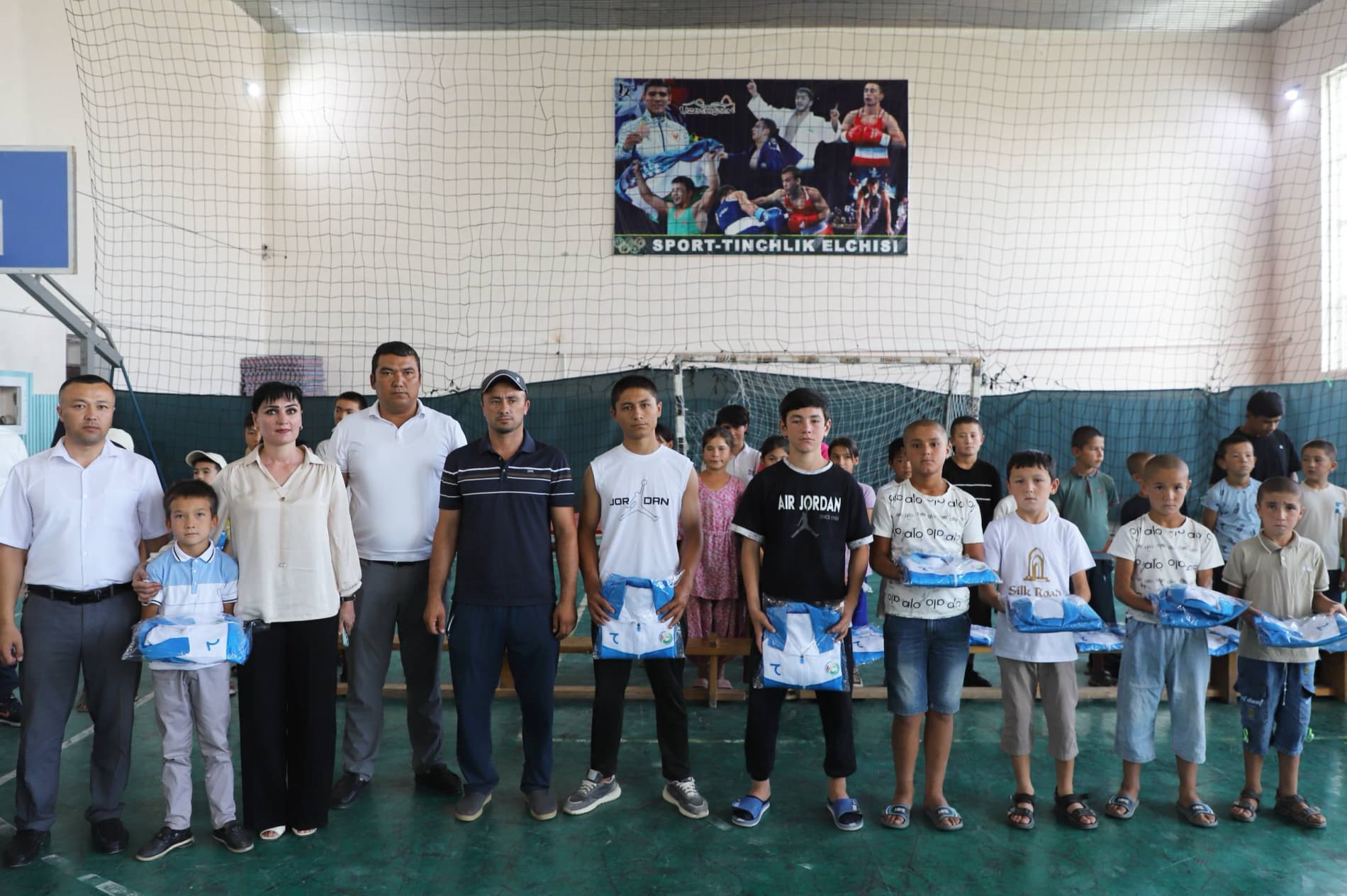 Dehqonobodda yosh sportchilarga sport kiyimlari topshirildi