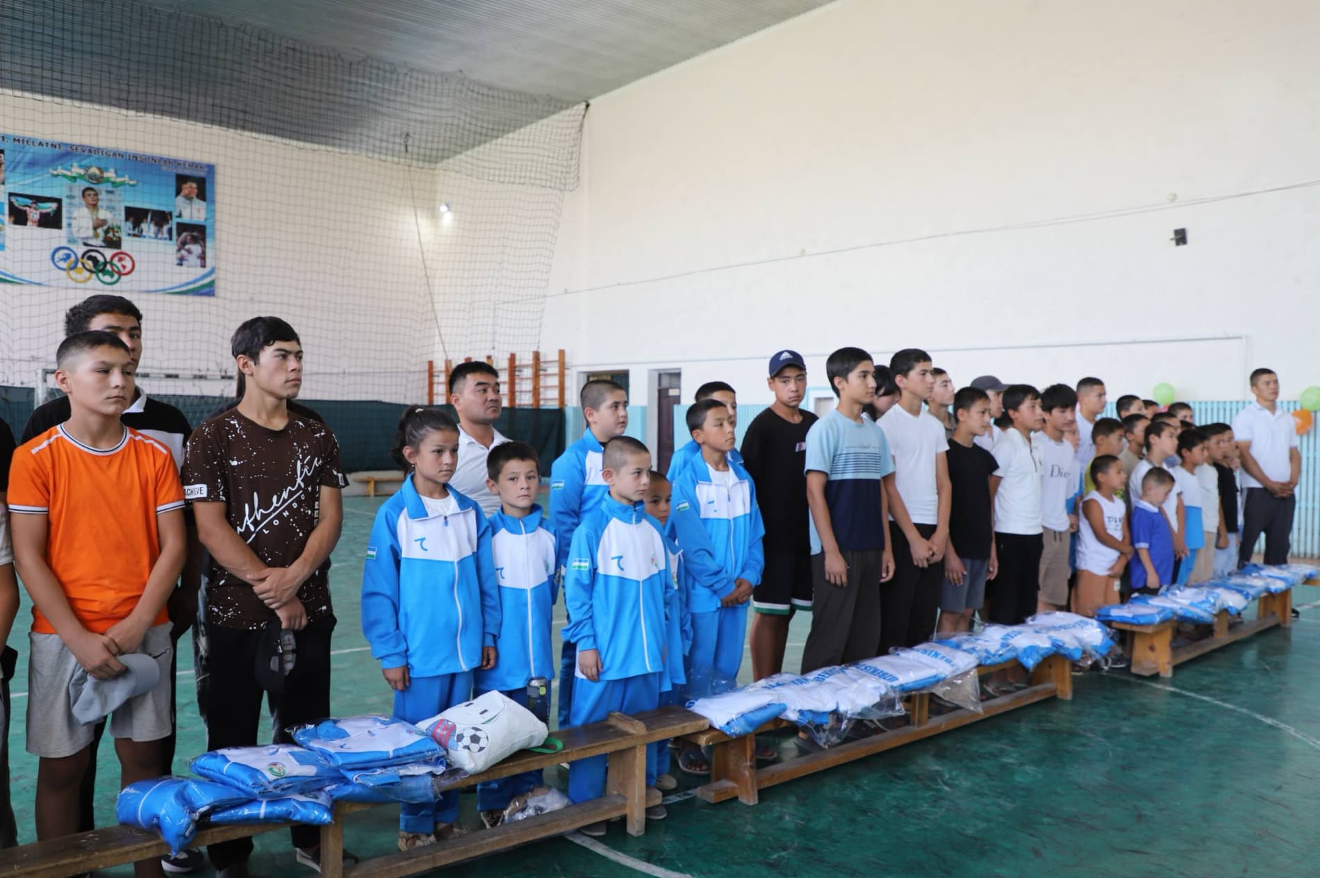 Dehqonobodda yosh sportchilarga sport kiyimlari topshirildi