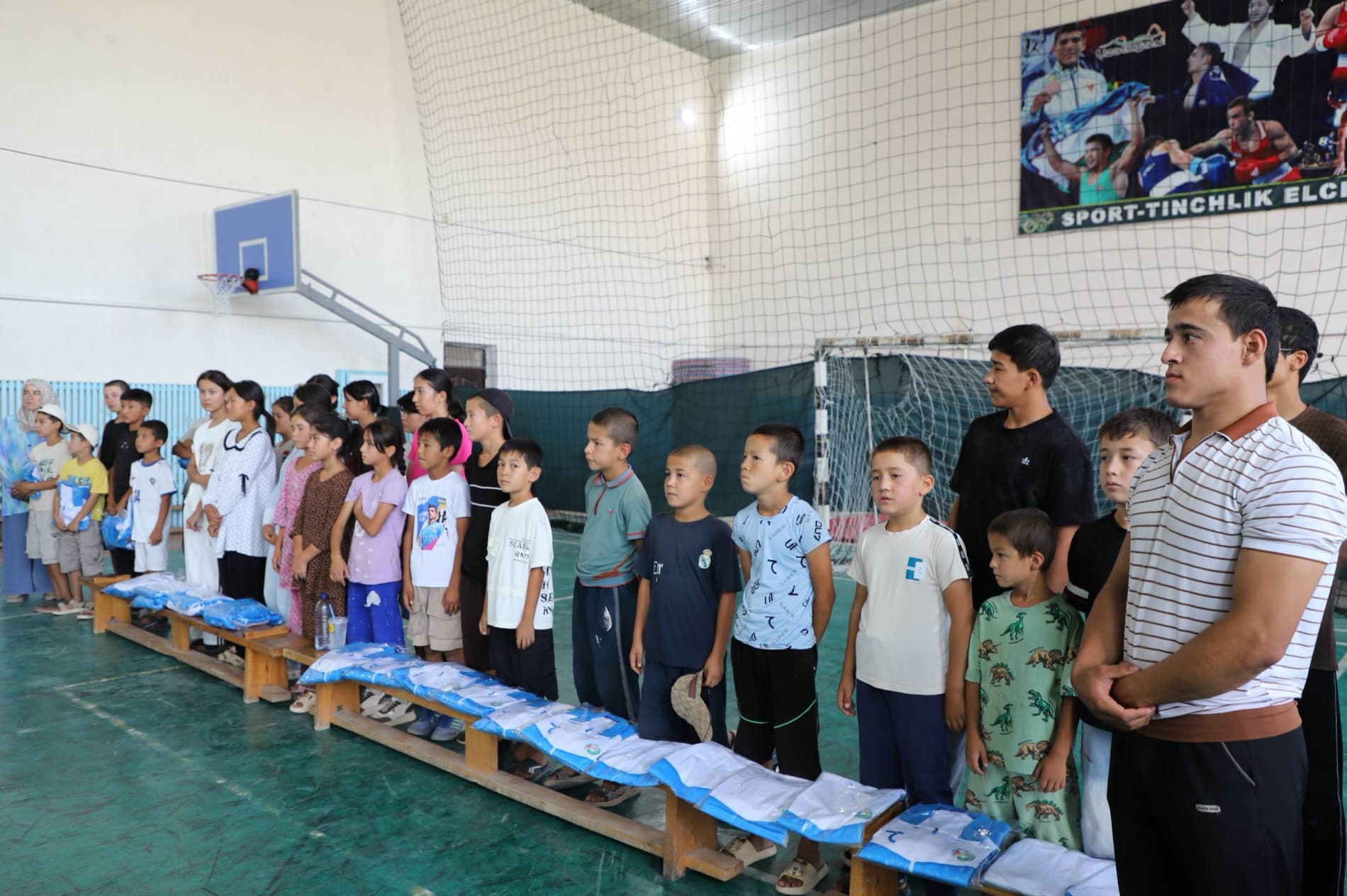 Dehqonobodda yosh sportchilarga sport kiyimlari topshirildi