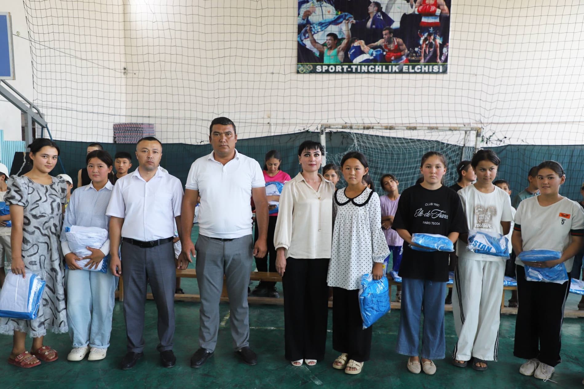 Dehqonobodda yosh sportchilarga sport kiyimlari topshirildi
