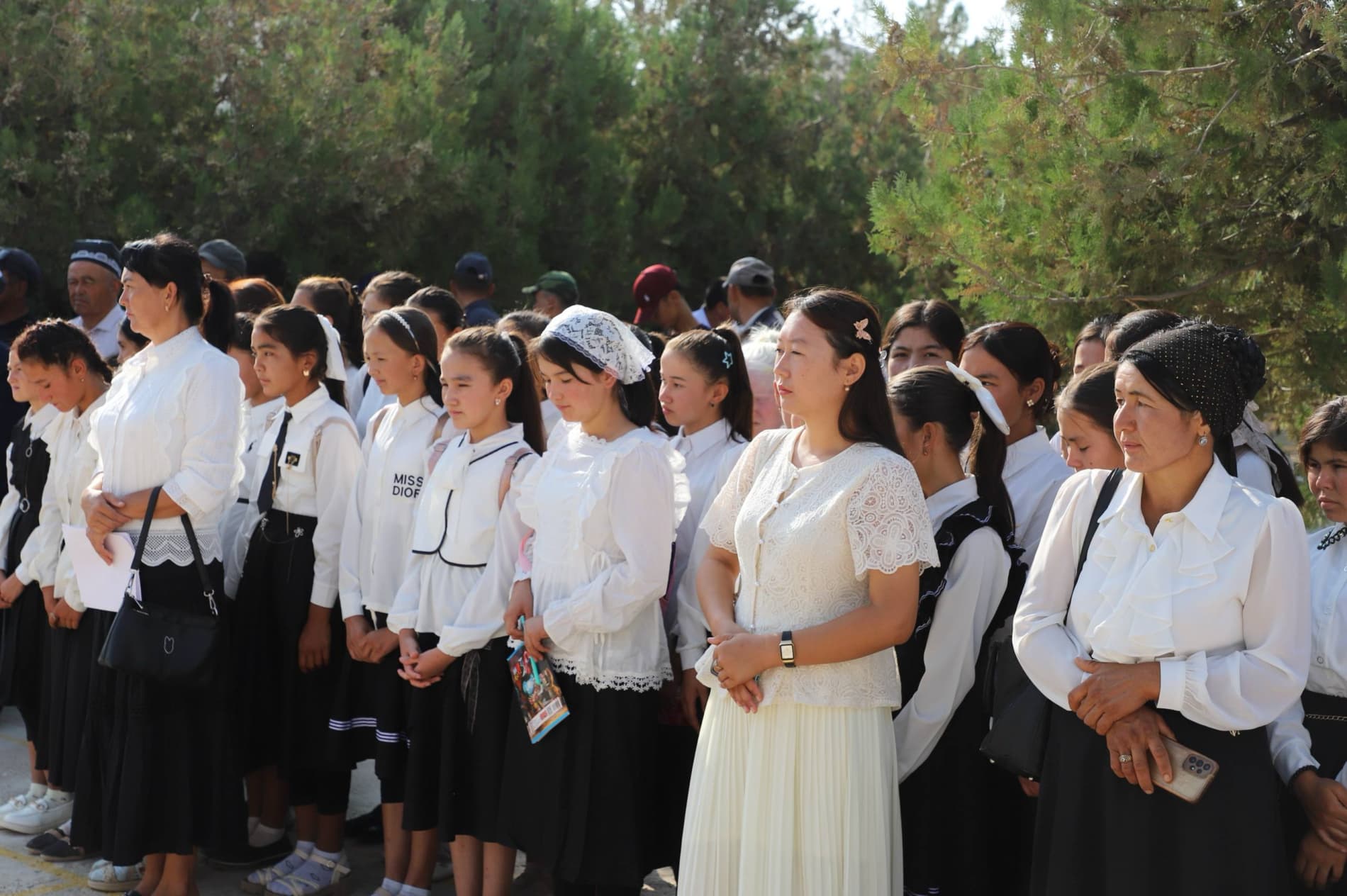 Foto: Dehqonobod tumanidagi maktablarda yangi o‘quv yili “Birinchi qo‘ng‘iroq” tadbirlari bilan boshlandi