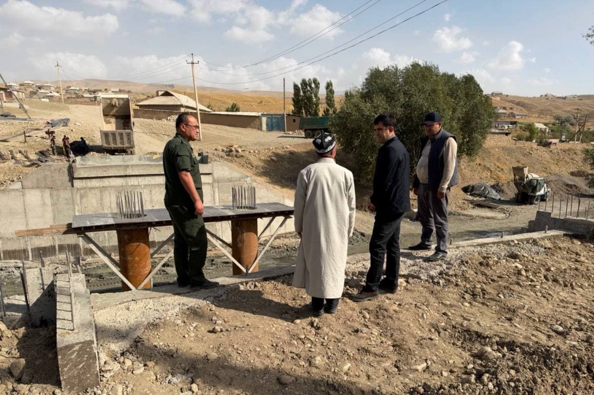 🏗️ Dehqonobod tumani hokimi va prokurori olis mahallalarda olib borilayotgan bunyodkorlik ishlarini ko‘zdan kechirdi